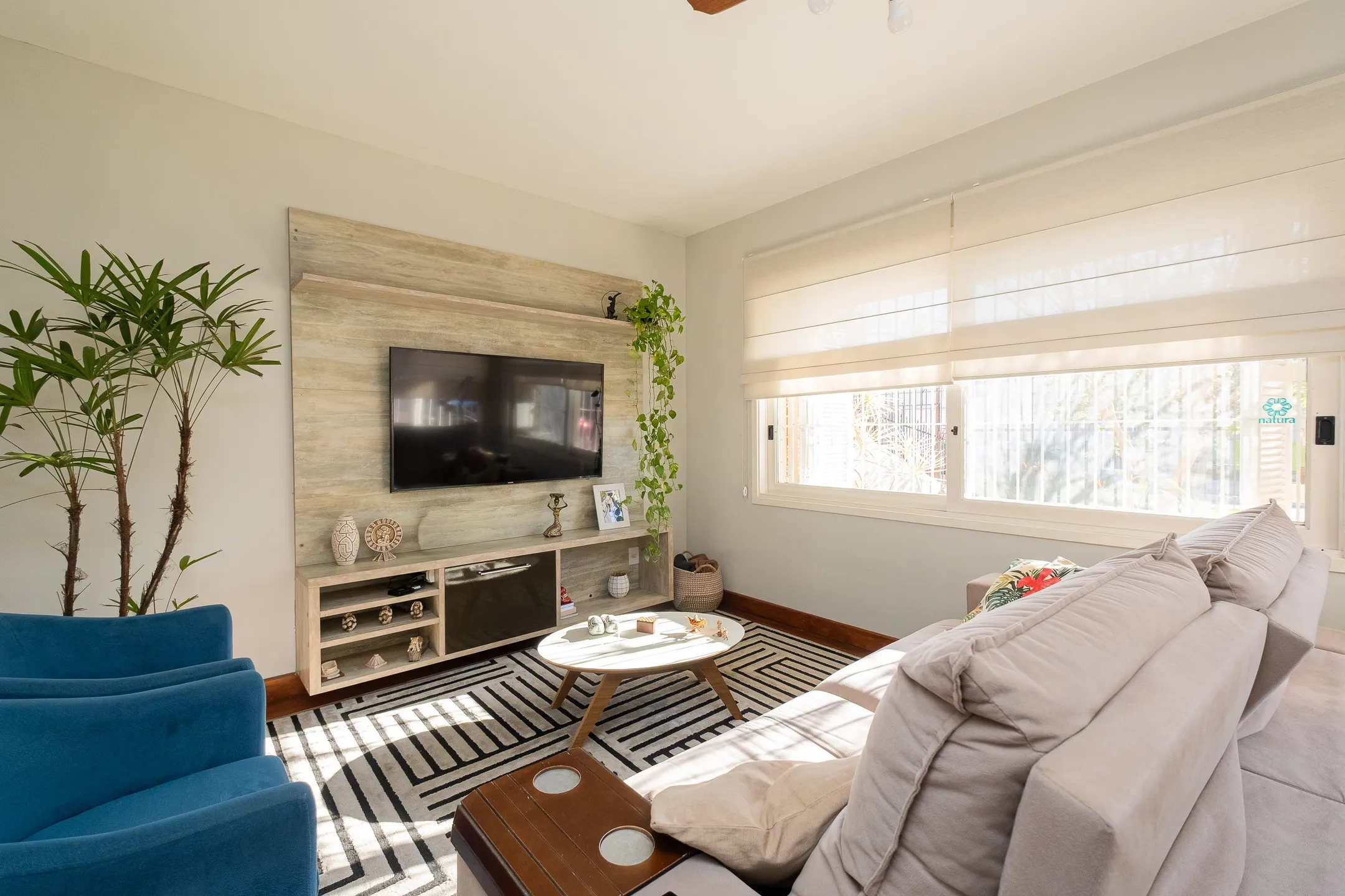 Casa à venda nas Três Vendas, Pelotas - 252 m², 4 quartos (sendo 1 suíte), lareira, espaço gourmet com churrasqueira e amplo pátio com garagem.