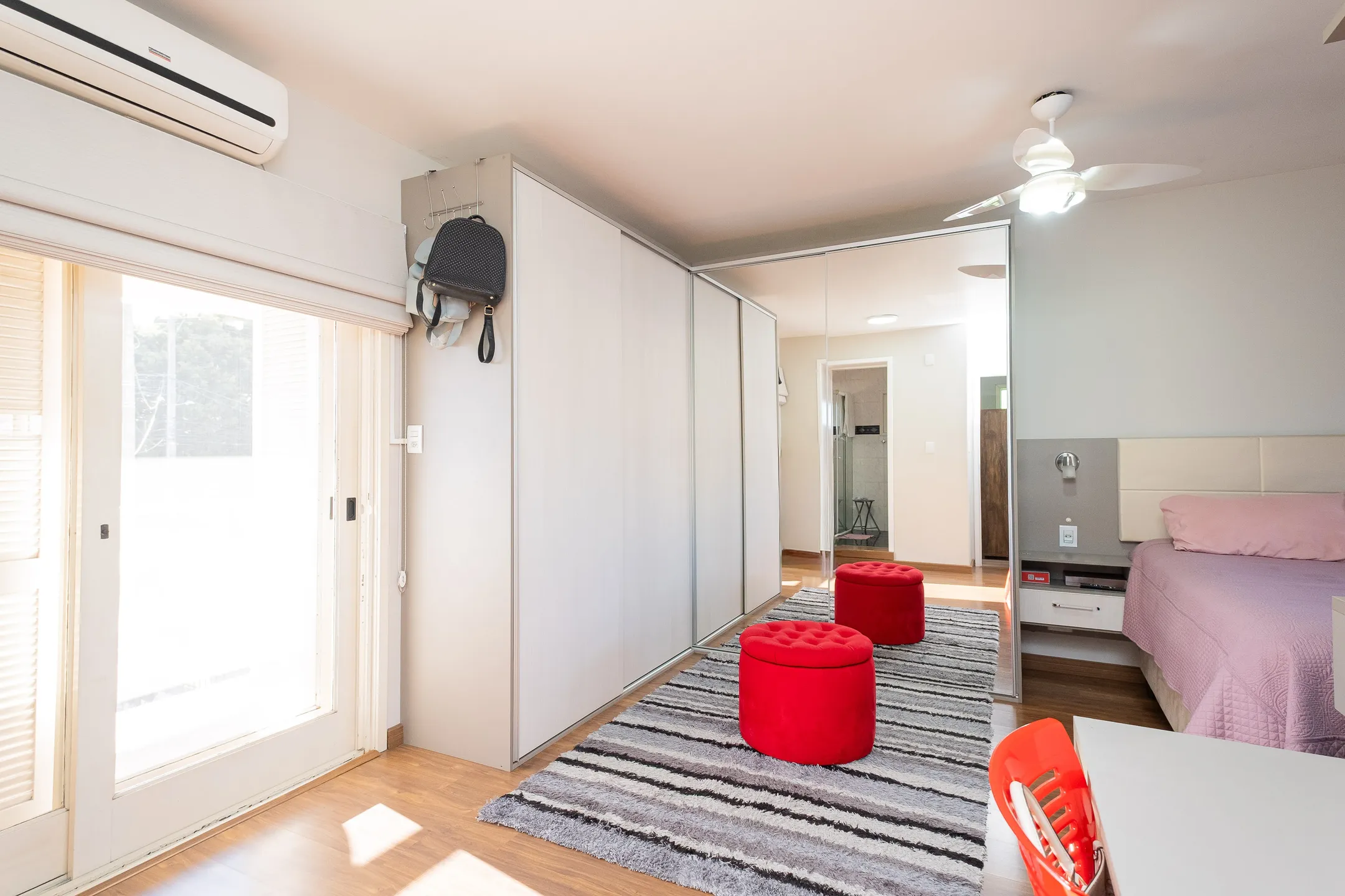 Casa à venda nas Três Vendas, Pelotas - 252 m², 4 quartos (sendo 1 suíte), lareira, espaço gourmet com churrasqueira e amplo pátio com garagem. - 12