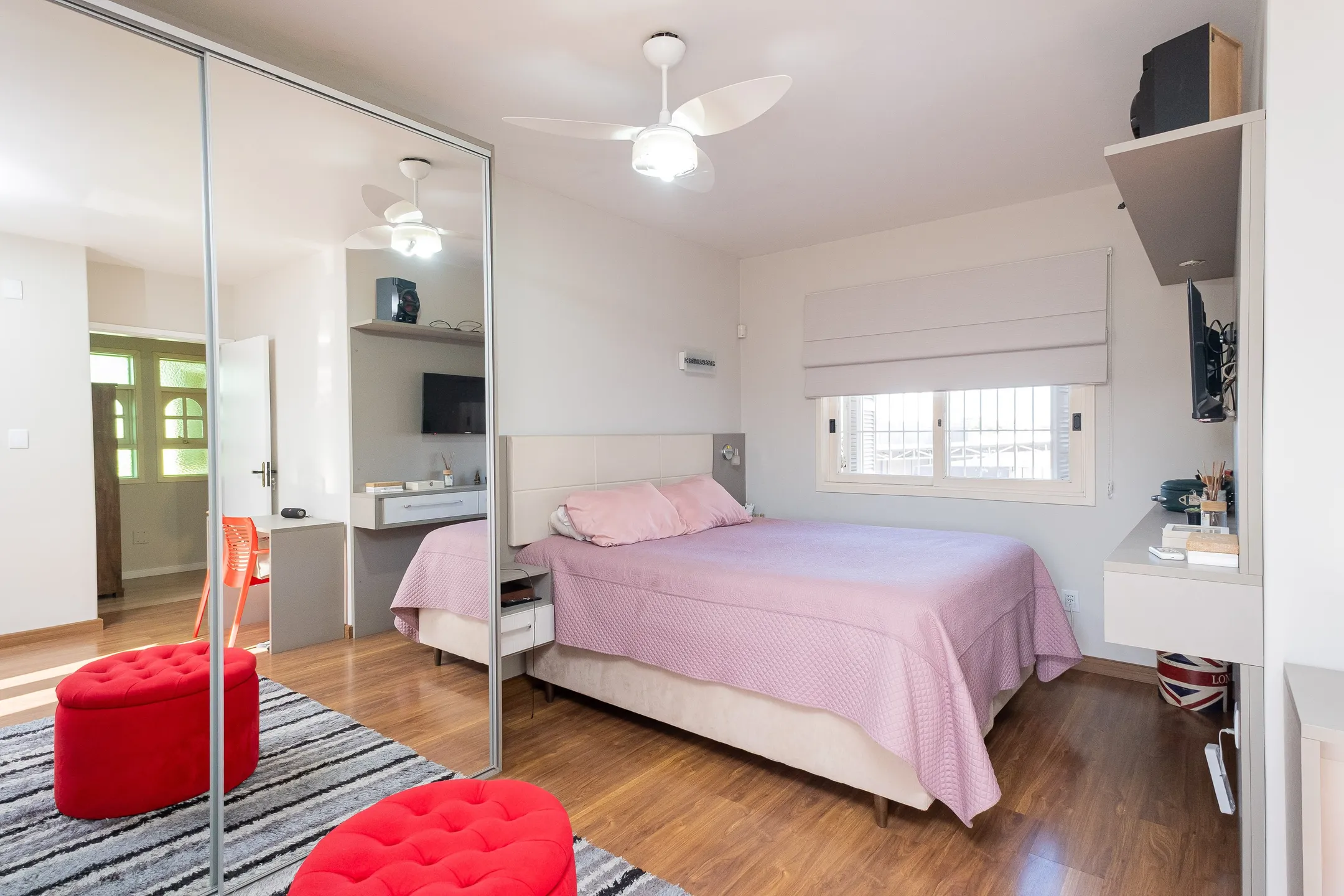 Casa à venda nas Três Vendas, Pelotas - 252 m², 4 quartos (sendo 1 suíte), lareira, espaço gourmet com churrasqueira e amplo pátio com garagem. - 13