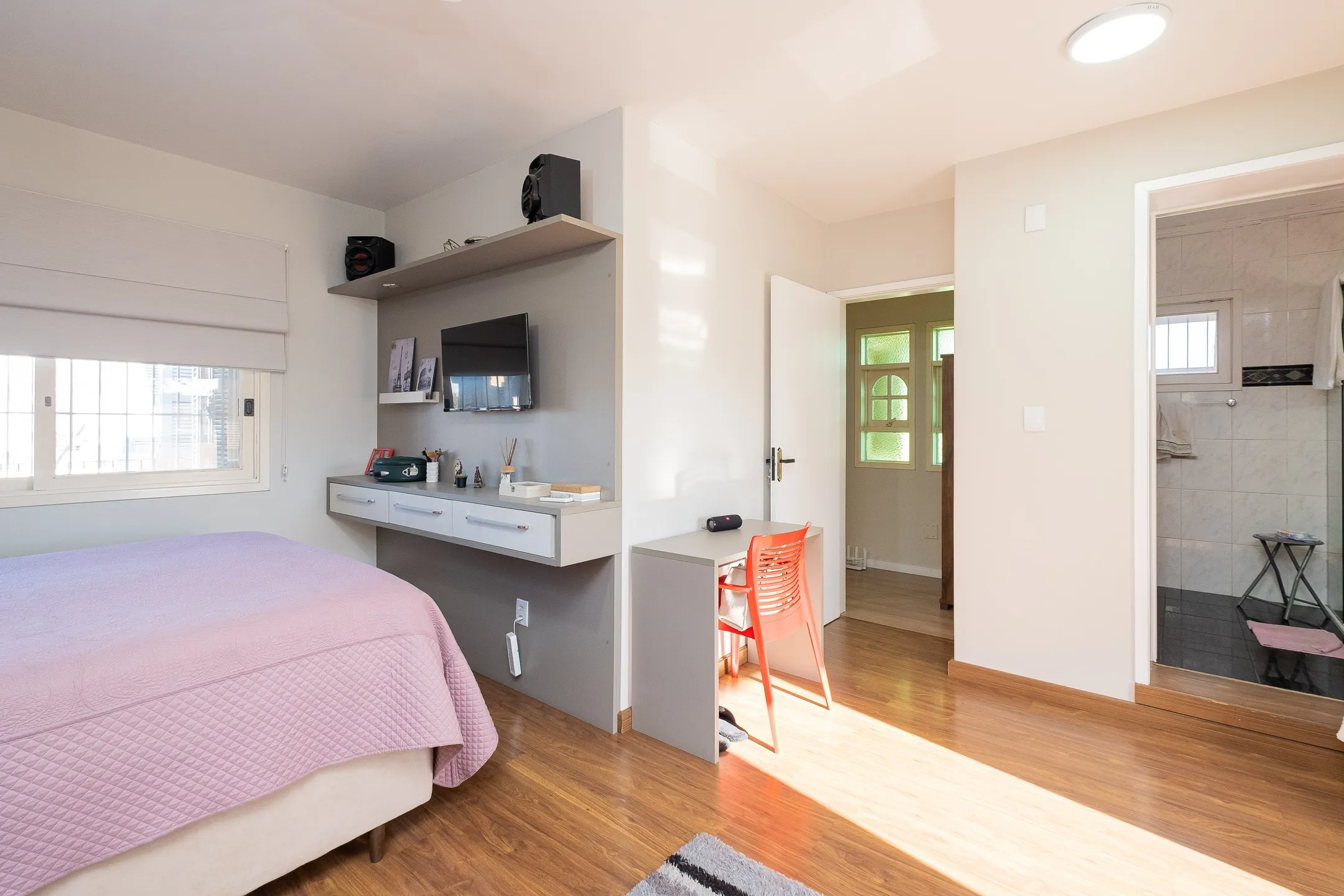 Casa à venda nas Três Vendas, Pelotas - 252 m², 4 quartos (sendo 1 suíte), lareira, espaço gourmet com churrasqueira e amplo pátio com garagem. - 14