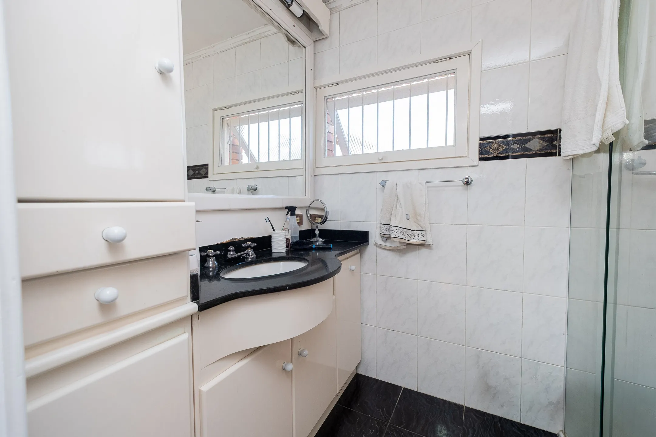 Casa à venda nas Três Vendas, Pelotas - 252 m², 4 quartos (sendo 1 suíte), lareira, espaço gourmet com churrasqueira e amplo pátio com garagem. - 15