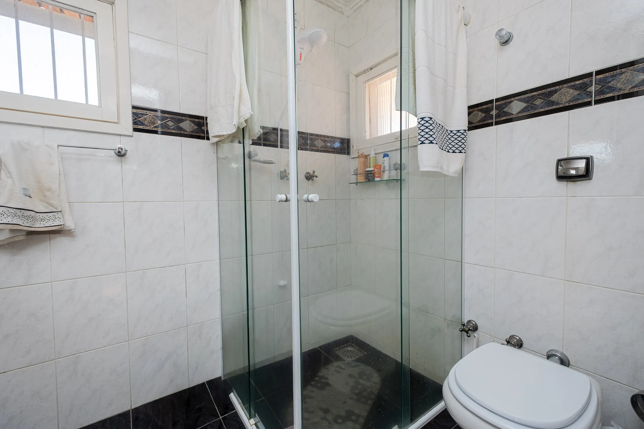 Casa à venda nas Três Vendas, Pelotas - 252 m², 4 quartos (sendo 1 suíte), lareira, espaço gourmet com churrasqueira e amplo pátio com garagem. - 16