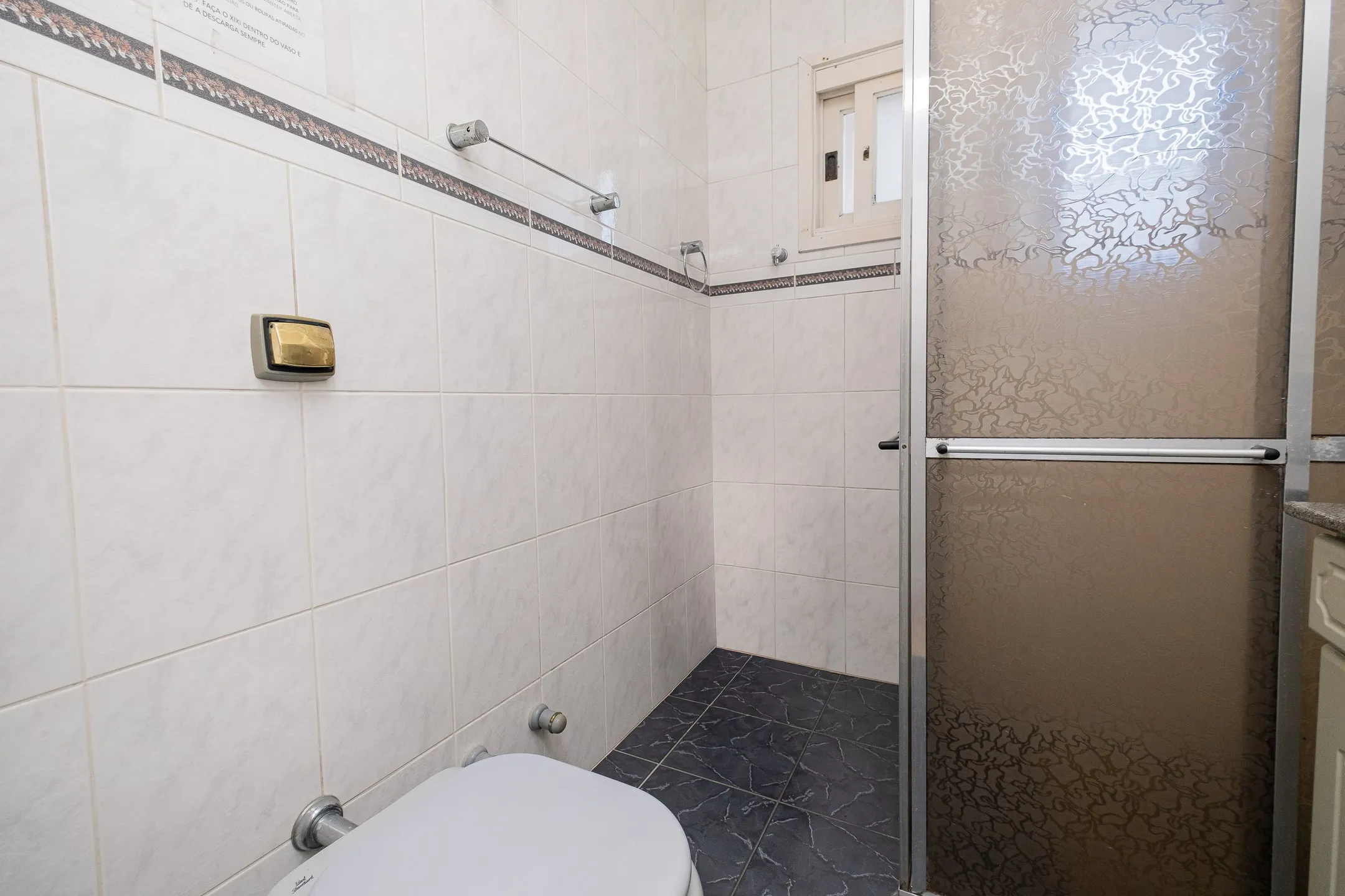 Casa à venda nas Três Vendas, Pelotas - 252 m², 4 quartos (sendo 1 suíte), lareira, espaço gourmet com churrasqueira e amplo pátio com garagem. - 18