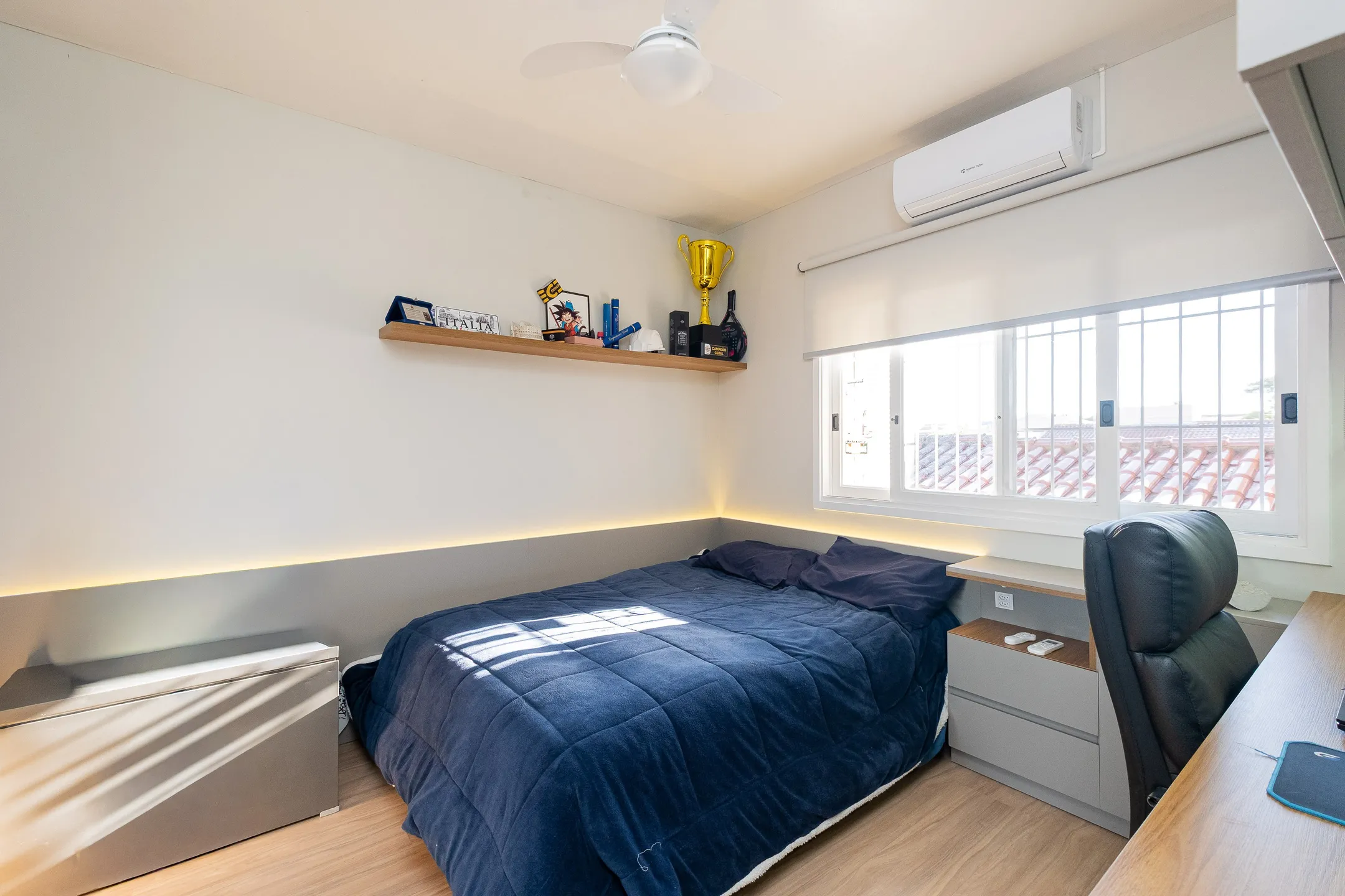 Casa à venda nas Três Vendas, Pelotas - 252 m², 4 quartos (sendo 1 suíte), lareira, espaço gourmet com churrasqueira e amplo pátio com garagem. - 19