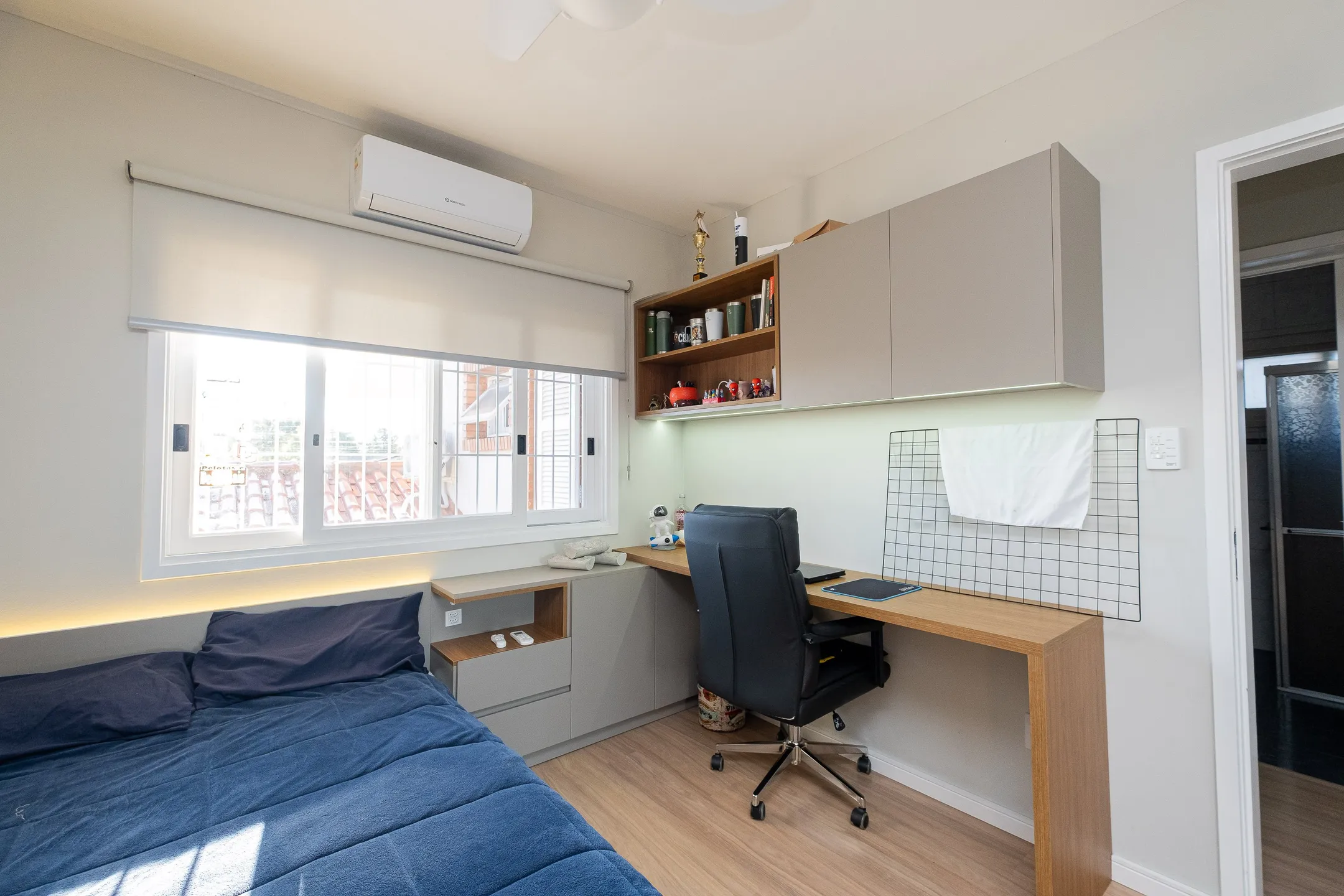 Casa à venda nas Três Vendas, Pelotas - 252 m², 4 quartos (sendo 1 suíte), lareira, espaço gourmet com churrasqueira e amplo pátio com garagem. - 21