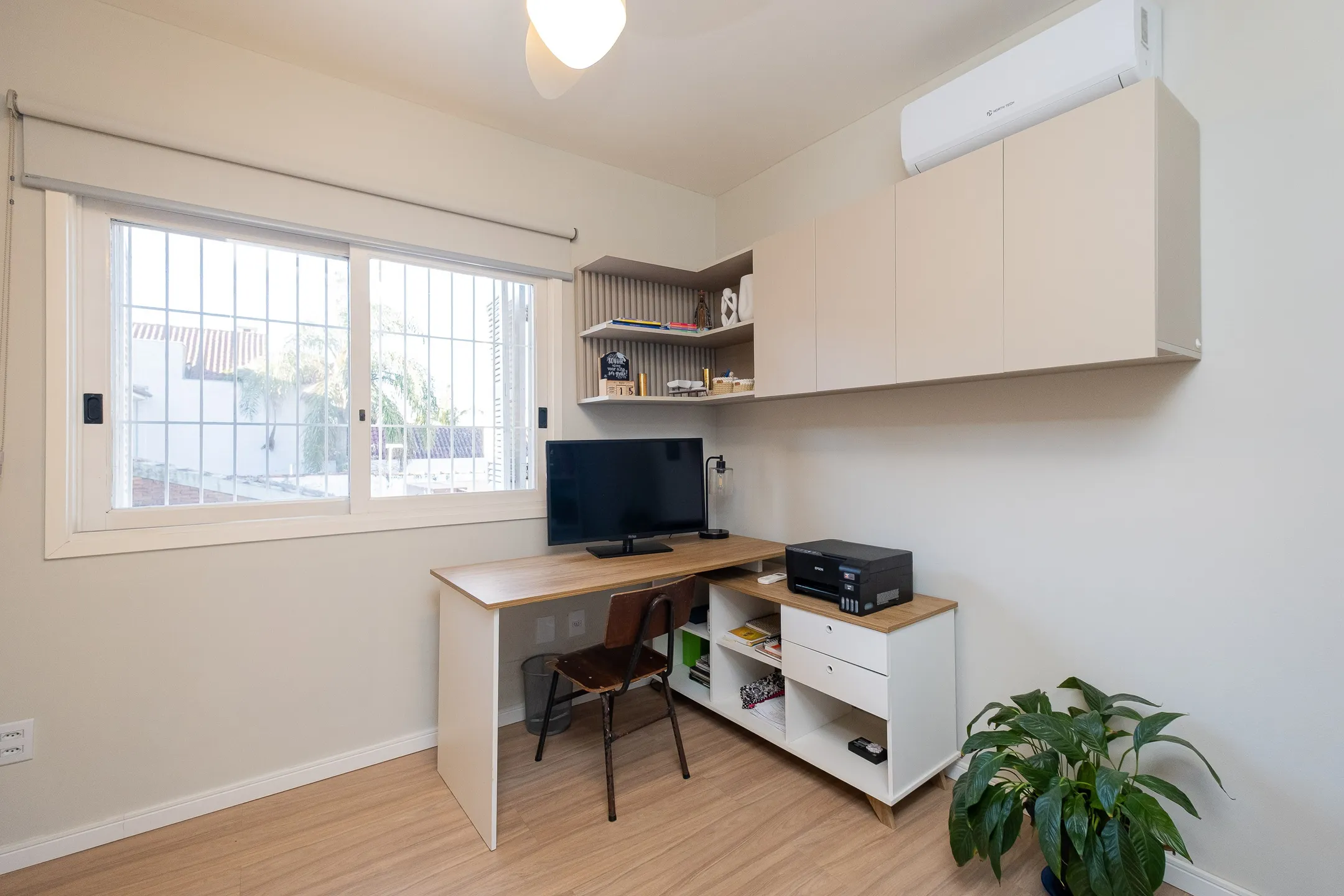 Casa à venda nas Três Vendas, Pelotas - 252 m², 4 quartos (sendo 1 suíte), lareira, espaço gourmet com churrasqueira e amplo pátio com garagem. - 22
