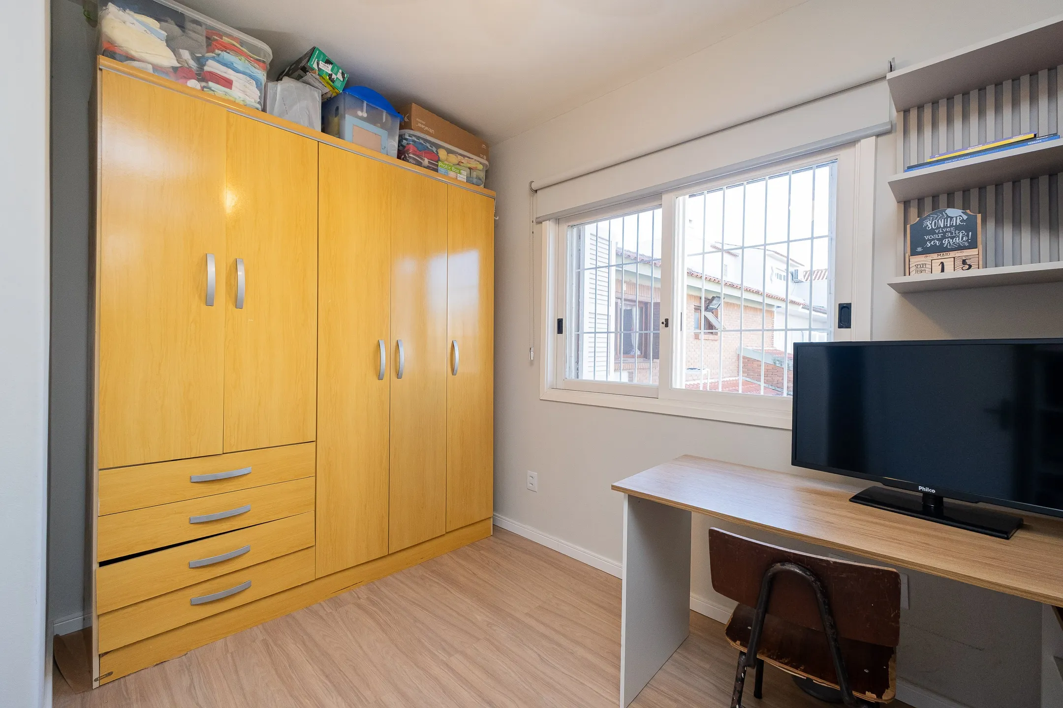 Casa à venda nas Três Vendas, Pelotas - 252 m², 4 quartos (sendo 1 suíte), lareira, espaço gourmet com churrasqueira e amplo pátio com garagem. - 23