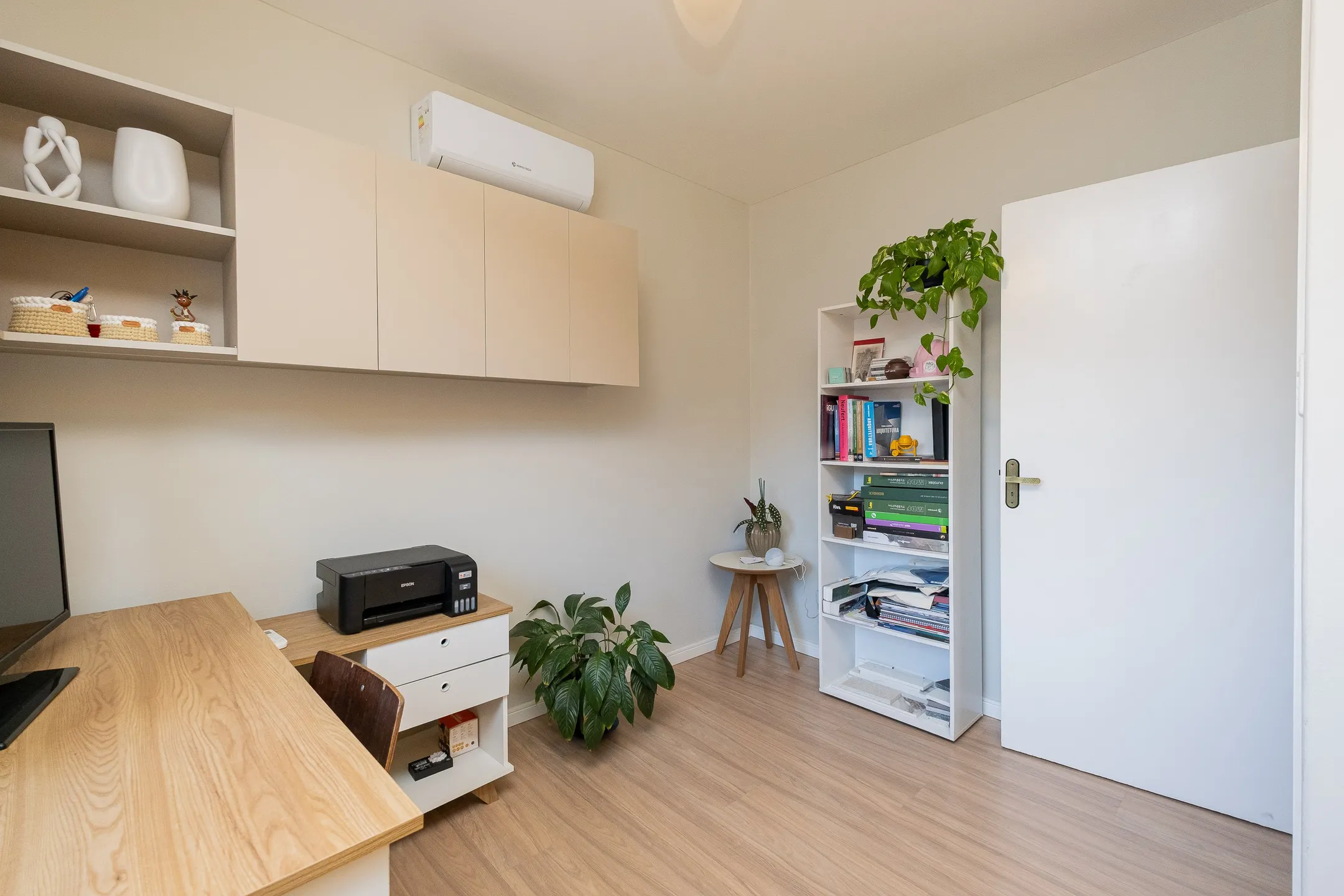 Casa à venda nas Três Vendas, Pelotas - 252 m², 4 quartos (sendo 1 suíte), lareira, espaço gourmet com churrasqueira e amplo pátio com garagem. - 24