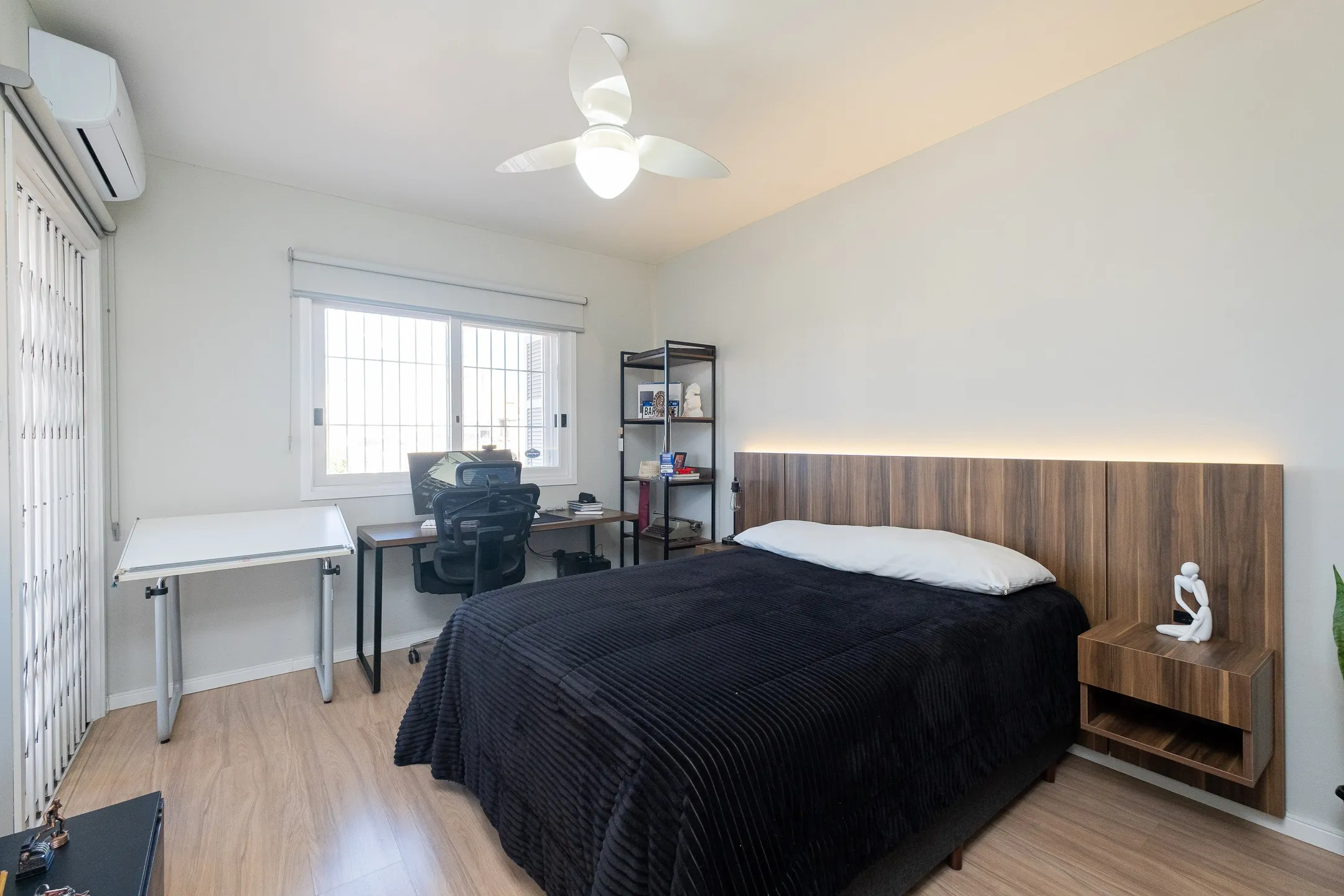 Casa à venda nas Três Vendas, Pelotas - 252 m², 4 quartos (sendo 1 suíte), lareira, espaço gourmet com churrasqueira e amplo pátio com garagem. - 25