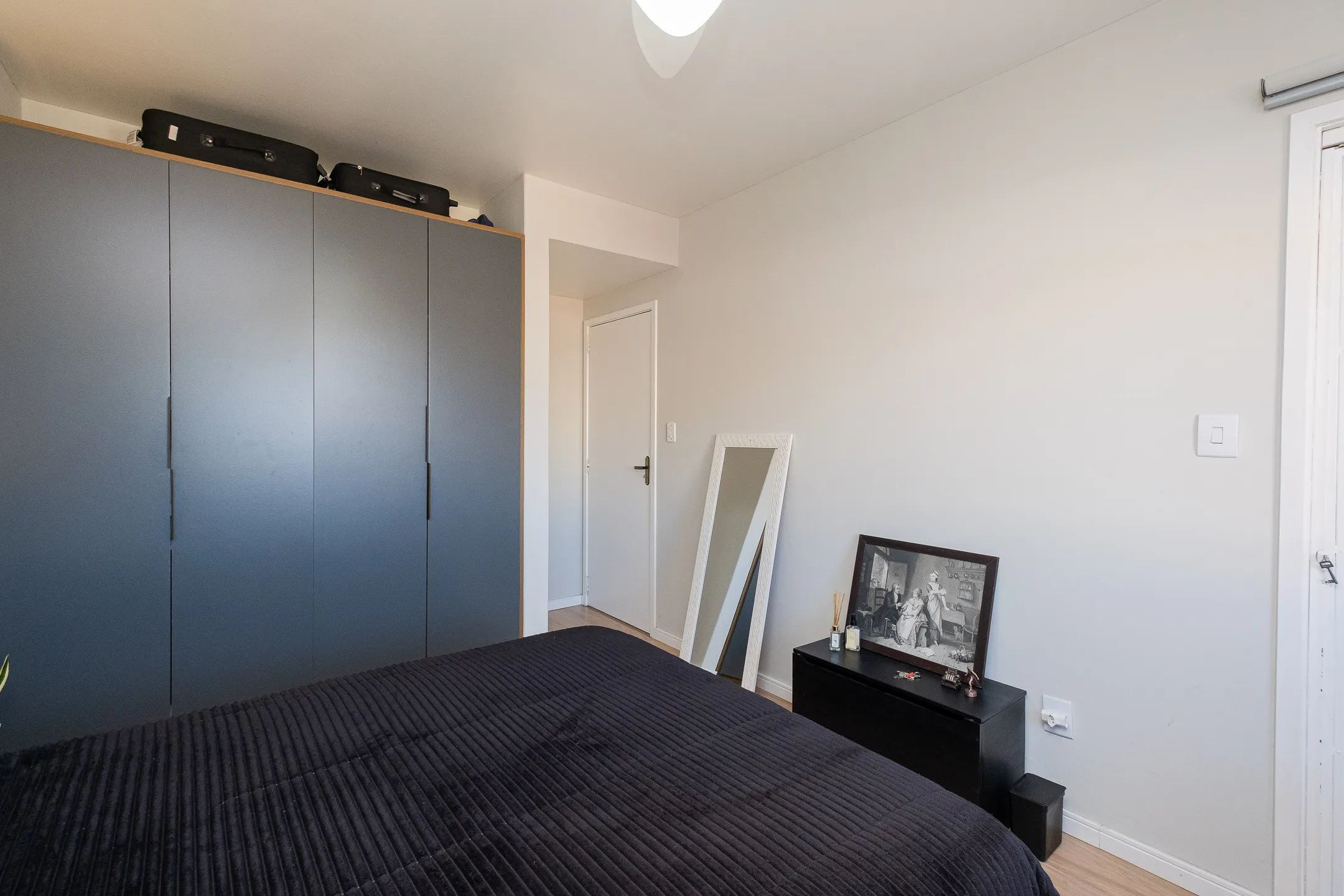 Casa à venda nas Três Vendas, Pelotas - 252 m², 4 quartos (sendo 1 suíte), lareira, espaço gourmet com churrasqueira e amplo pátio com garagem. - 26