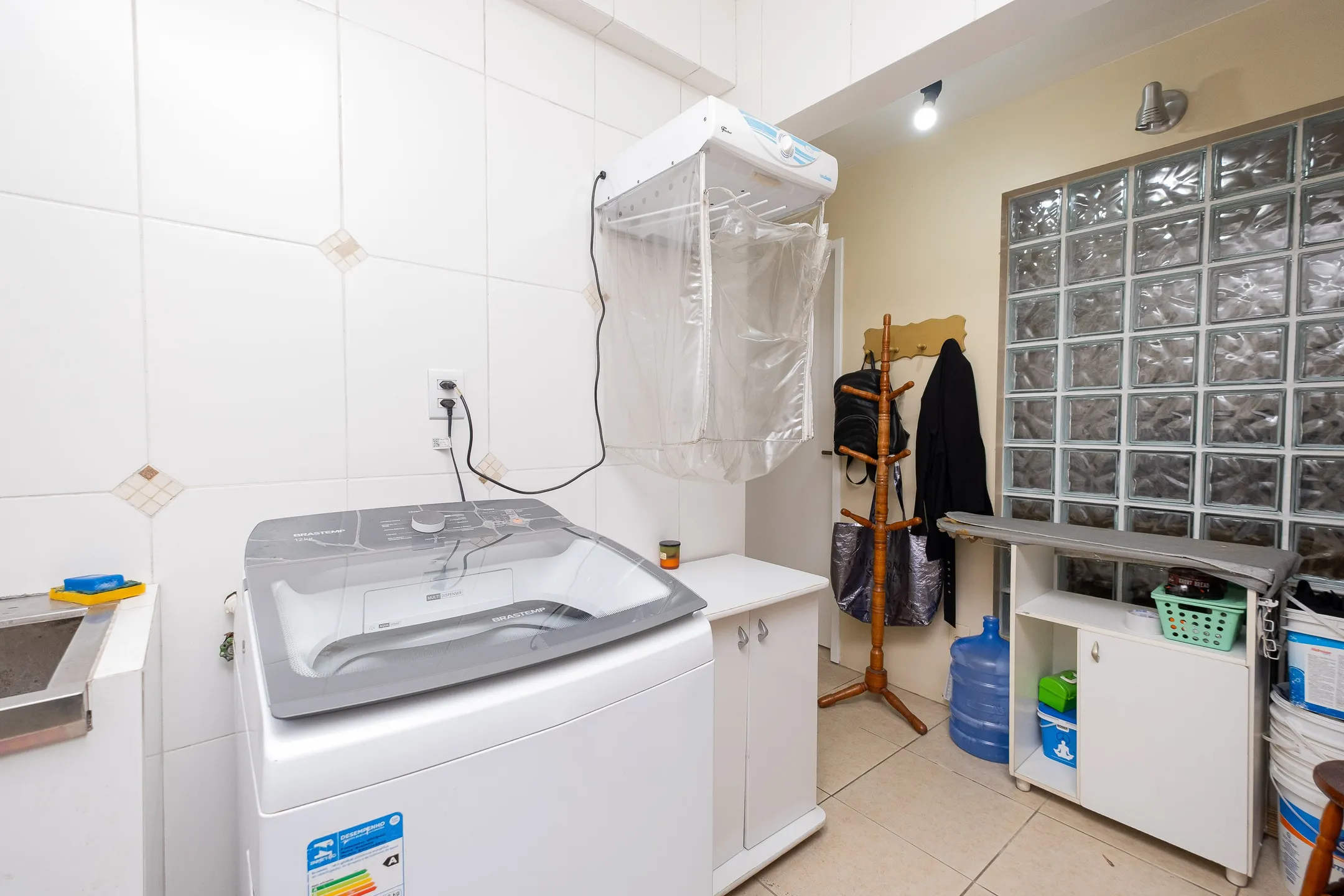 Casa à venda nas Três Vendas, Pelotas - 252 m², 4 quartos (sendo 1 suíte), lareira, espaço gourmet com churrasqueira e amplo pátio com garagem. - 27