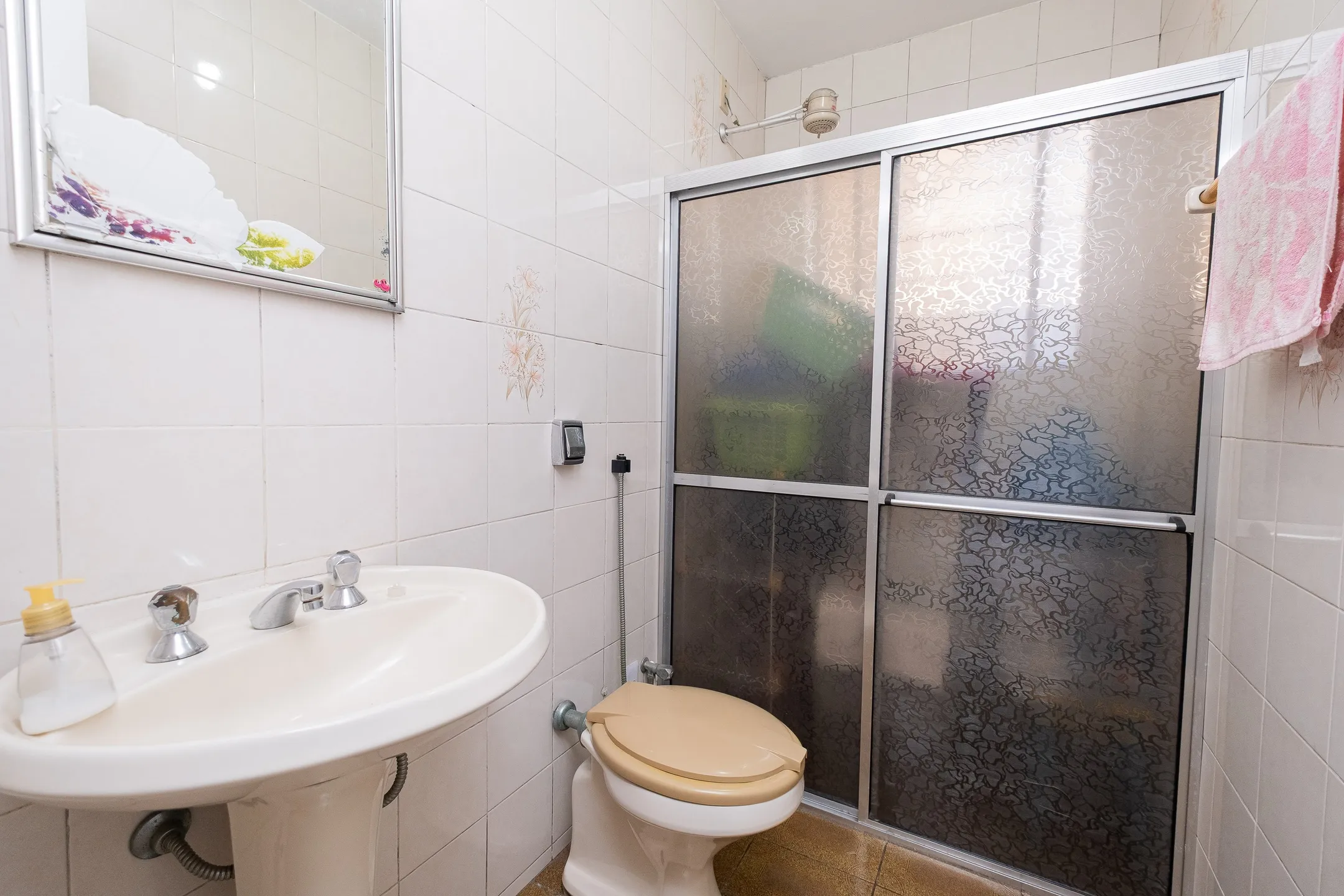 Casa à venda nas Três Vendas, Pelotas - 252 m², 4 quartos (sendo 1 suíte), lareira, espaço gourmet com churrasqueira e amplo pátio com garagem. - 28