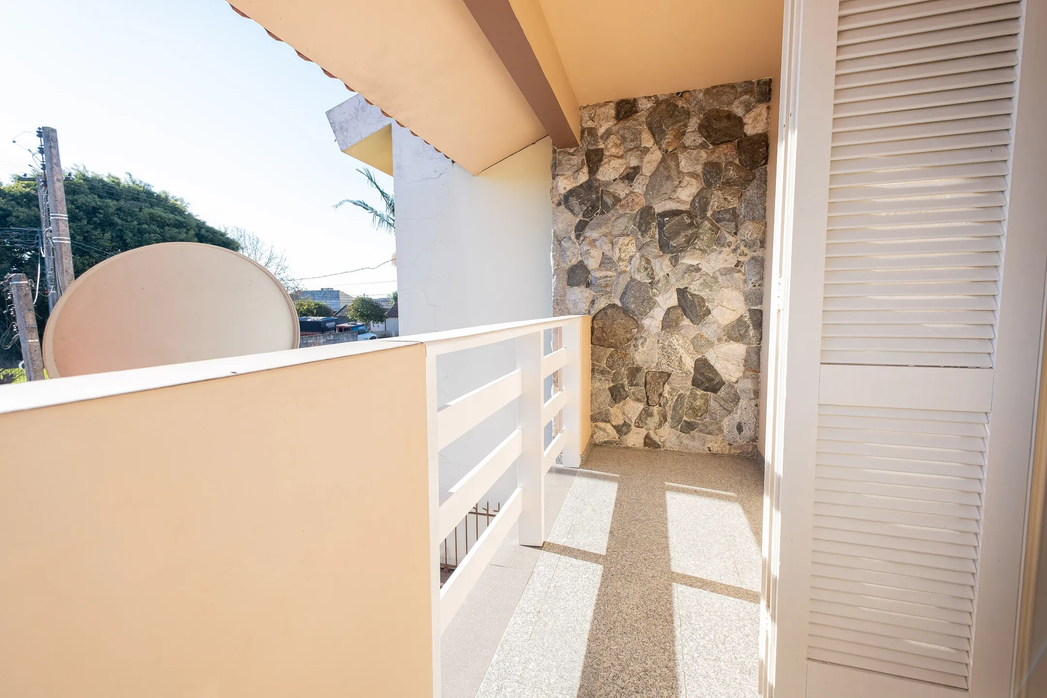 Casa à venda nas Três Vendas, Pelotas - 252 m², 4 quartos (sendo 1 suíte), lareira, espaço gourmet com churrasqueira e amplo pátio com garagem. - 29