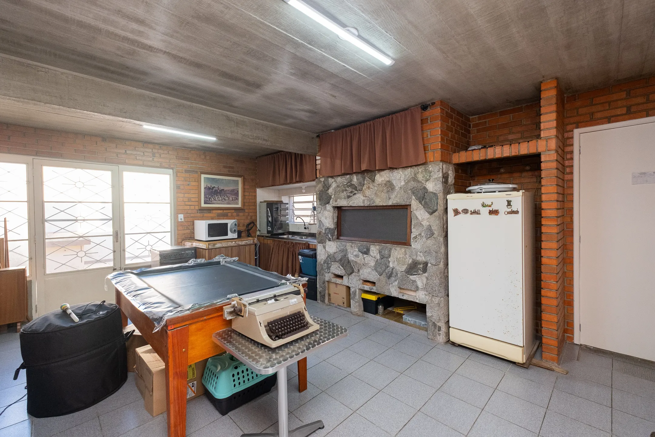 Casa à venda nas Três Vendas, Pelotas - 252 m², 4 quartos (sendo 1 suíte), lareira, espaço gourmet com churrasqueira e amplo pátio com garagem. - 30