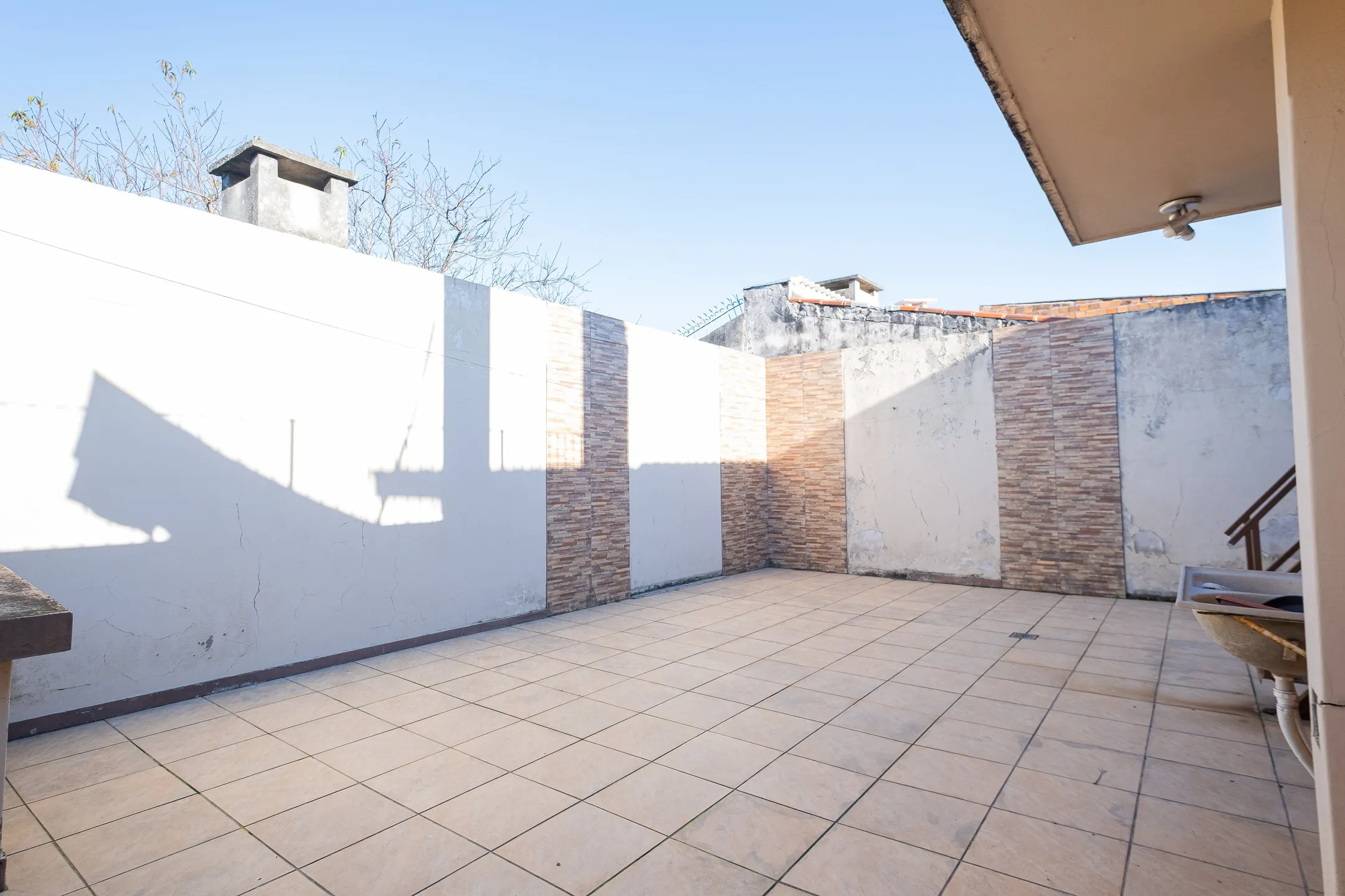 Casa à venda nas Três Vendas, Pelotas - 252 m², 4 quartos (sendo 1 suíte), lareira, espaço gourmet com churrasqueira e amplo pátio com garagem. - 31