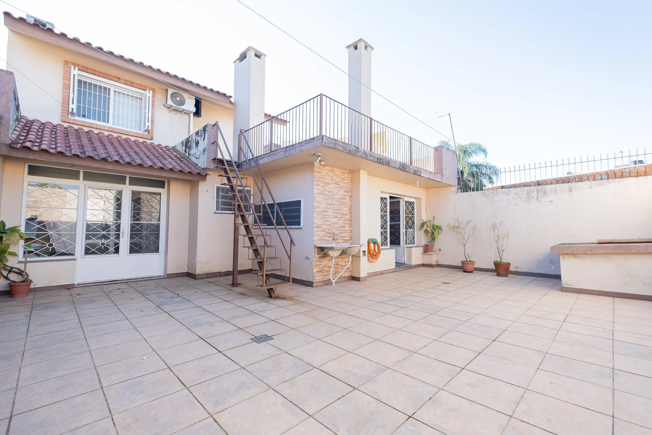 Casa à venda nas Três Vendas, Pelotas - 252 m², 4 quartos (sendo 1 suíte), lareira, espaço gourmet com churrasqueira e amplo pátio com garagem. - 32
