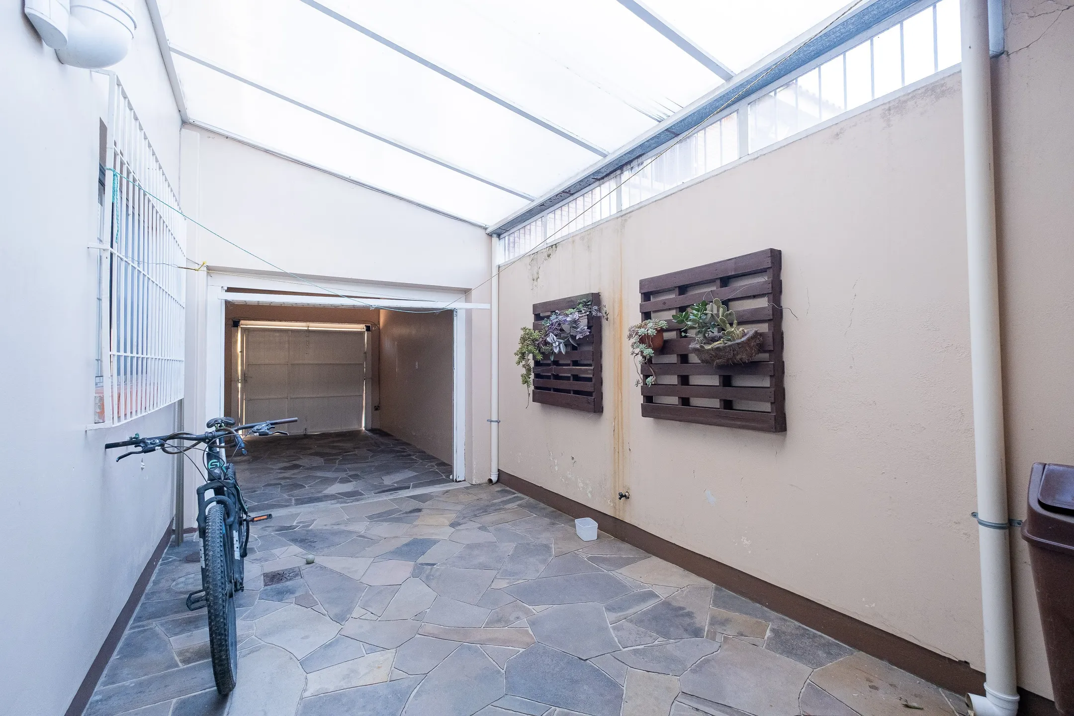 Casa à venda nas Três Vendas, Pelotas - 252 m², 4 quartos (sendo 1 suíte), lareira, espaço gourmet com churrasqueira e amplo pátio com garagem. - 33