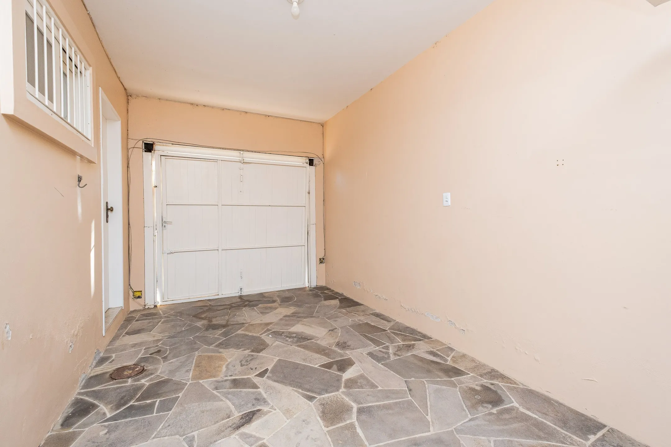 Casa à venda nas Três Vendas, Pelotas - 252 m², 4 quartos (sendo 1 suíte), lareira, espaço gourmet com churrasqueira e amplo pátio com garagem. - 34