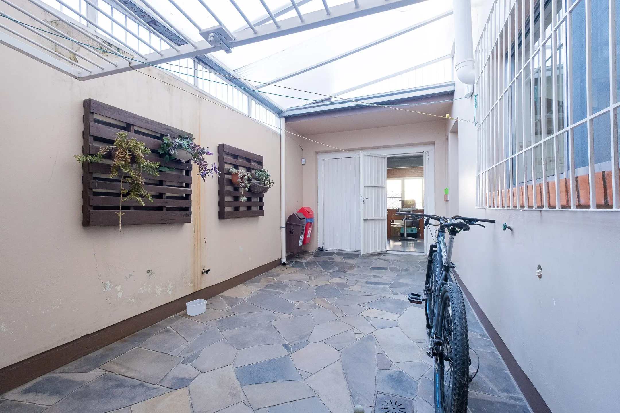 Casa à venda nas Três Vendas, Pelotas - 252 m², 4 quartos (sendo 1 suíte), lareira, espaço gourmet com churrasqueira e amplo pátio com garagem. - 35