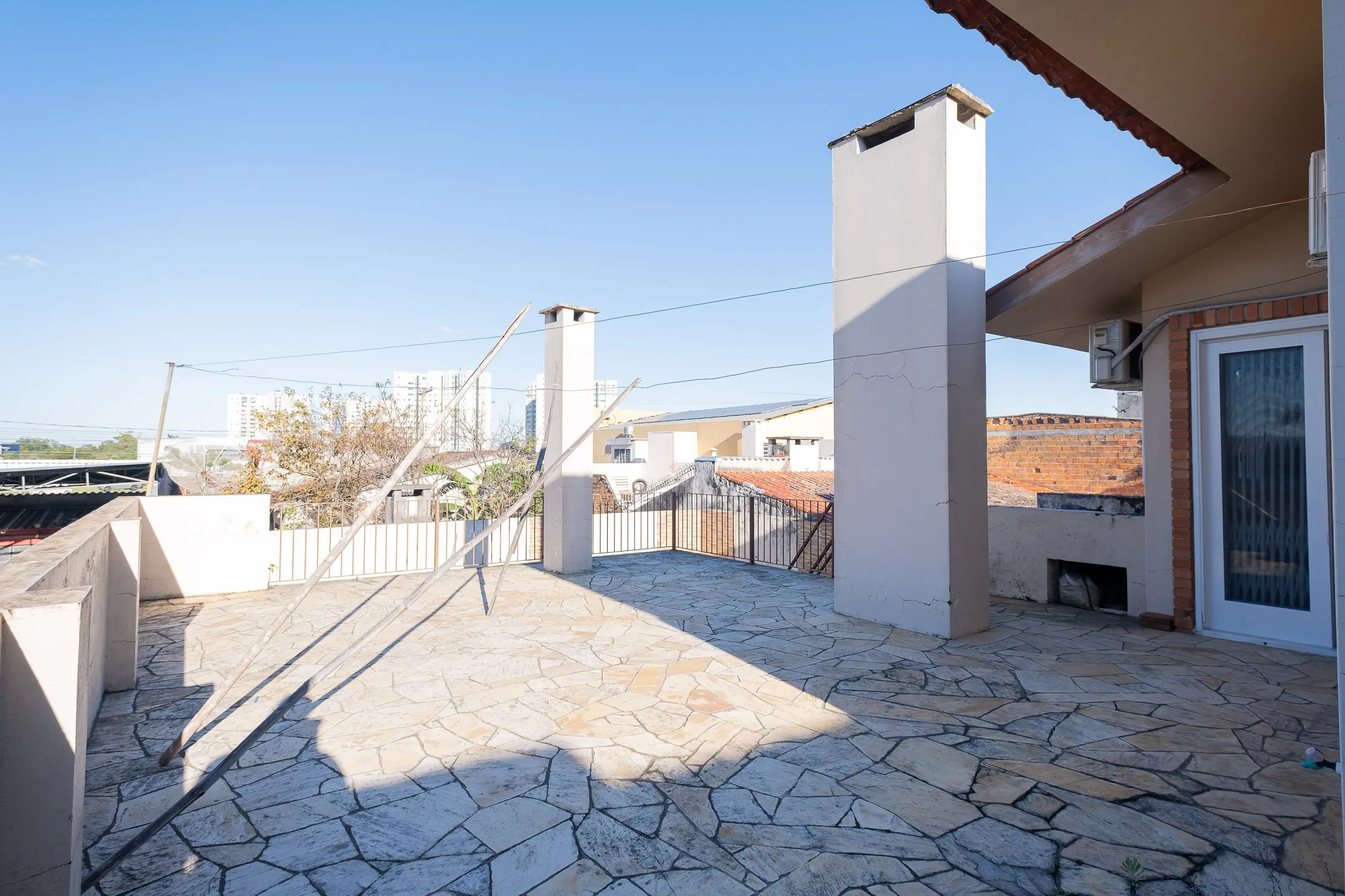 Casa à venda nas Três Vendas, Pelotas - 252 m², 4 quartos (sendo 1 suíte), lareira, espaço gourmet com churrasqueira e amplo pátio com garagem. - 36