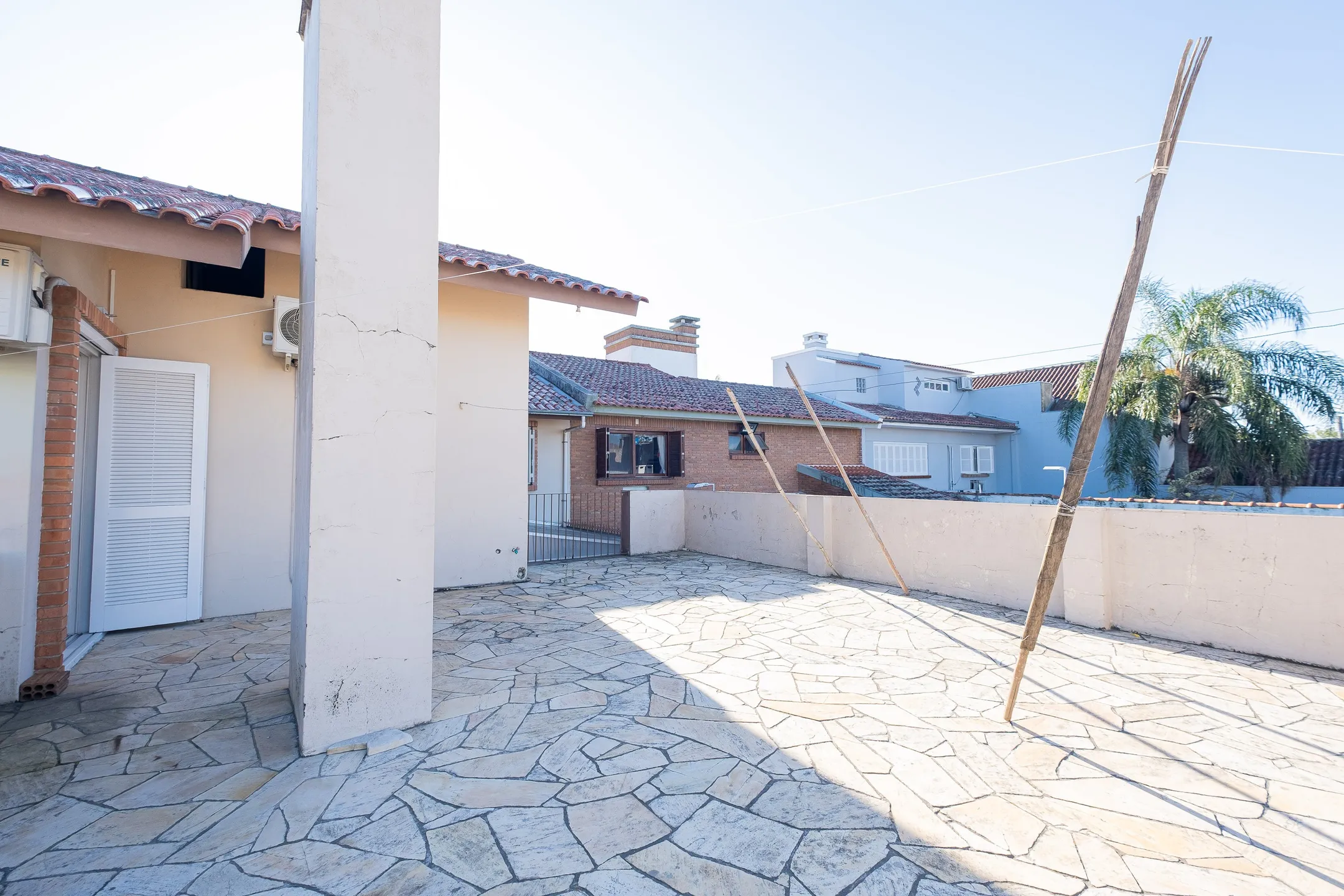 Casa à venda nas Três Vendas, Pelotas - 252 m², 4 quartos (sendo 1 suíte), lareira, espaço gourmet com churrasqueira e amplo pátio com garagem. - 37