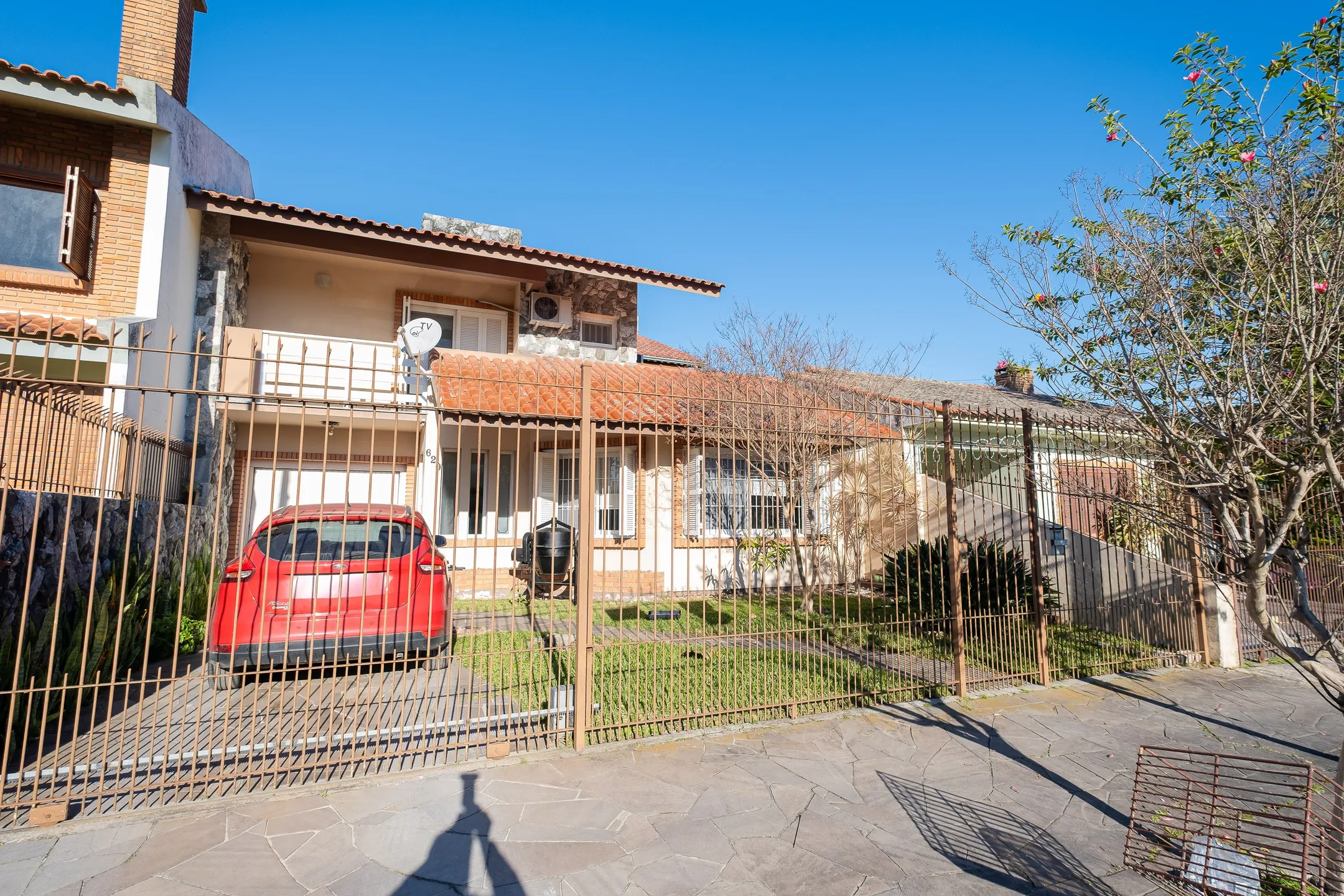 Casa à venda nas Três Vendas, Pelotas - 252 m², 4 quartos (sendo 1 suíte), lareira, espaço gourmet com churrasqueira e amplo pátio com garagem. - 38