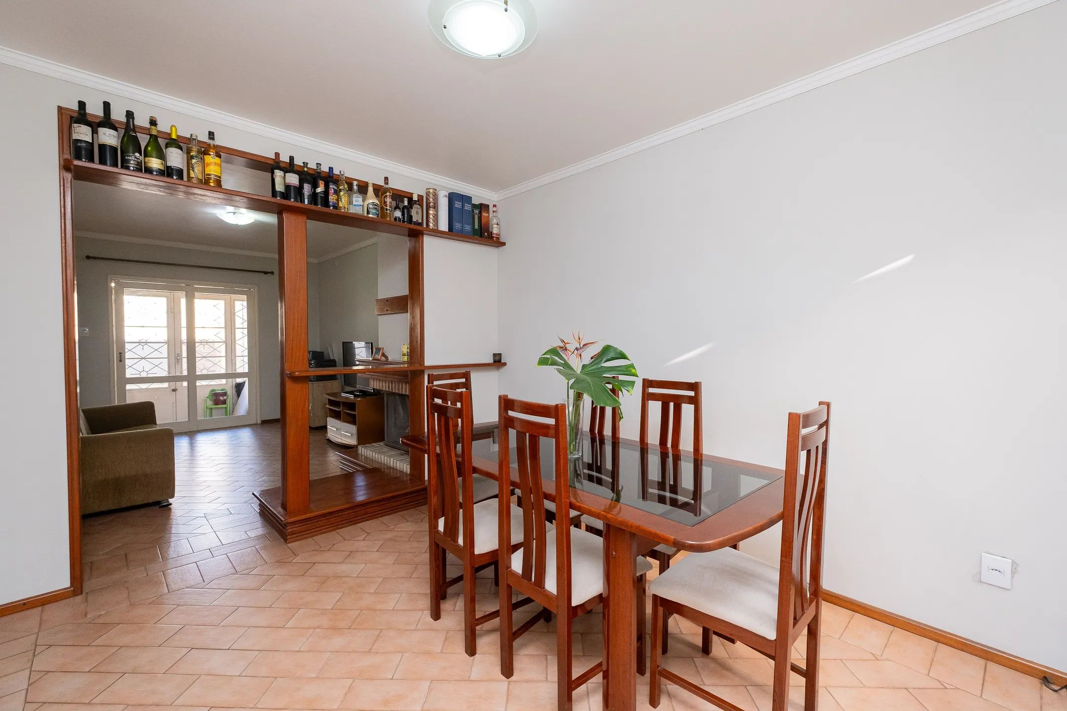 Casa à venda nas Três Vendas, Pelotas - 252 m², 4 quartos (sendo 1 suíte), lareira, espaço gourmet com churrasqueira e amplo pátio com garagem. - 6