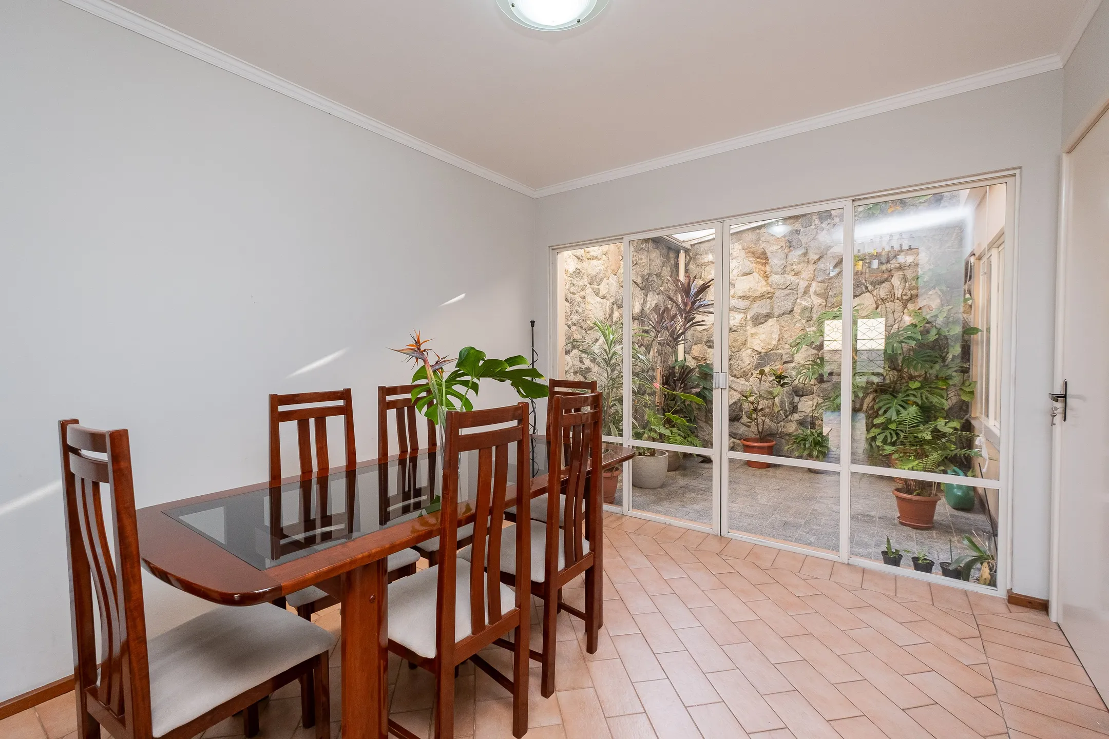 Casa à venda nas Três Vendas, Pelotas - 252 m², 4 quartos (sendo 1 suíte), lareira, espaço gourmet com churrasqueira e amplo pátio com garagem. - 7