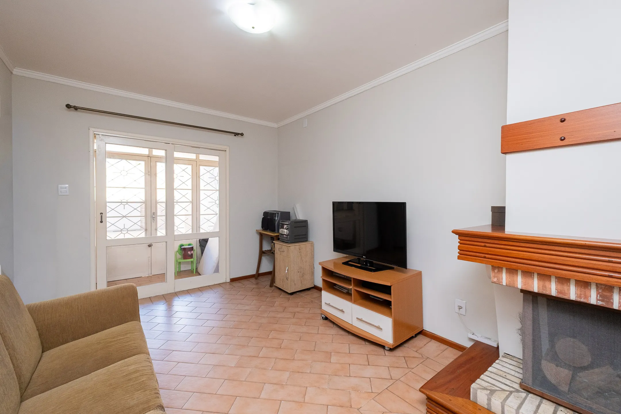 Casa à venda nas Três Vendas, Pelotas - 252 m², 4 quartos (sendo 1 suíte), lareira, espaço gourmet com churrasqueira e amplo pátio com garagem. - 8