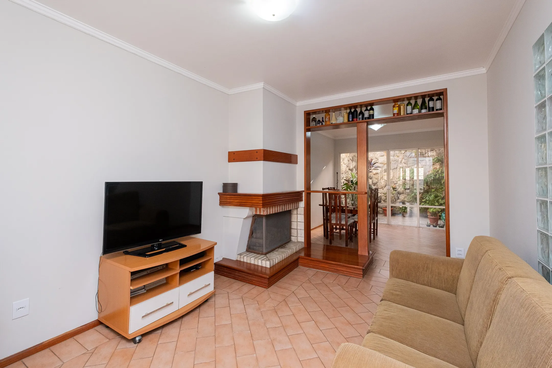 Casa à venda nas Três Vendas, Pelotas - 252 m², 4 quartos (sendo 1 suíte), lareira, espaço gourmet com churrasqueira e amplo pátio com garagem. - 9