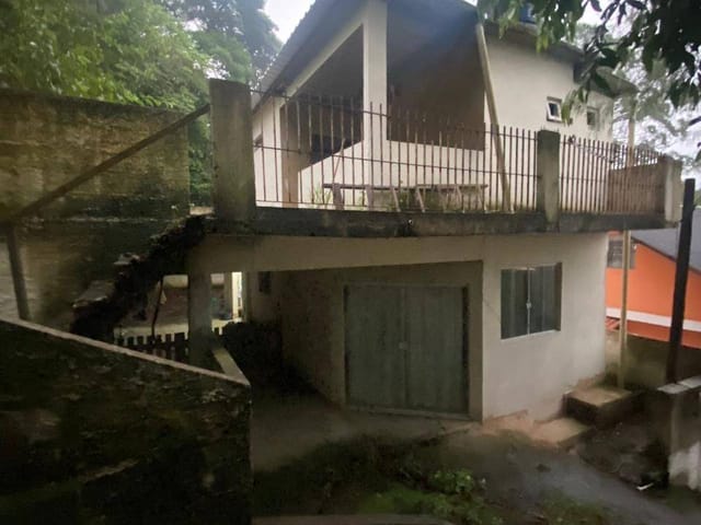 Casa com 200m² 2 quartos e 2 banheiros, à venda, no bairro Mosela em Petrópolis
