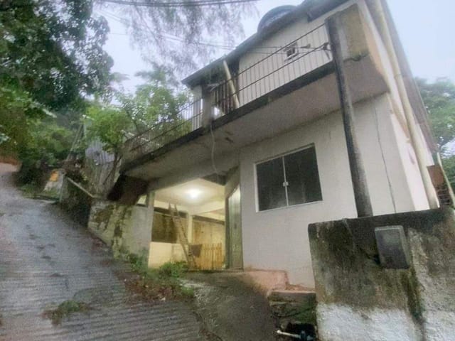 Casa com 200m² 2 quartos e 2 banheiros, à venda, no bairro Mosela em Petrópolis