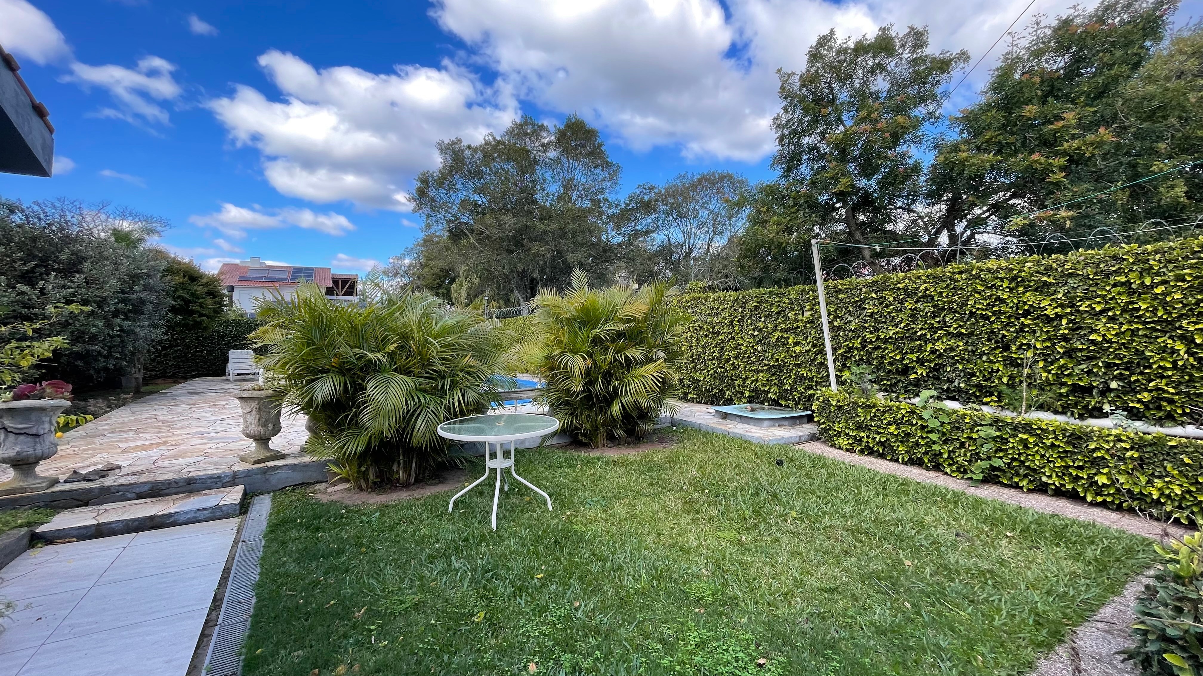 Casa à venda no Laranjal, Pelotas - 163 m², 3 quartos (sendo 1 suíte), armários sob medida e amplo pátio com piscina e área verde. - 8