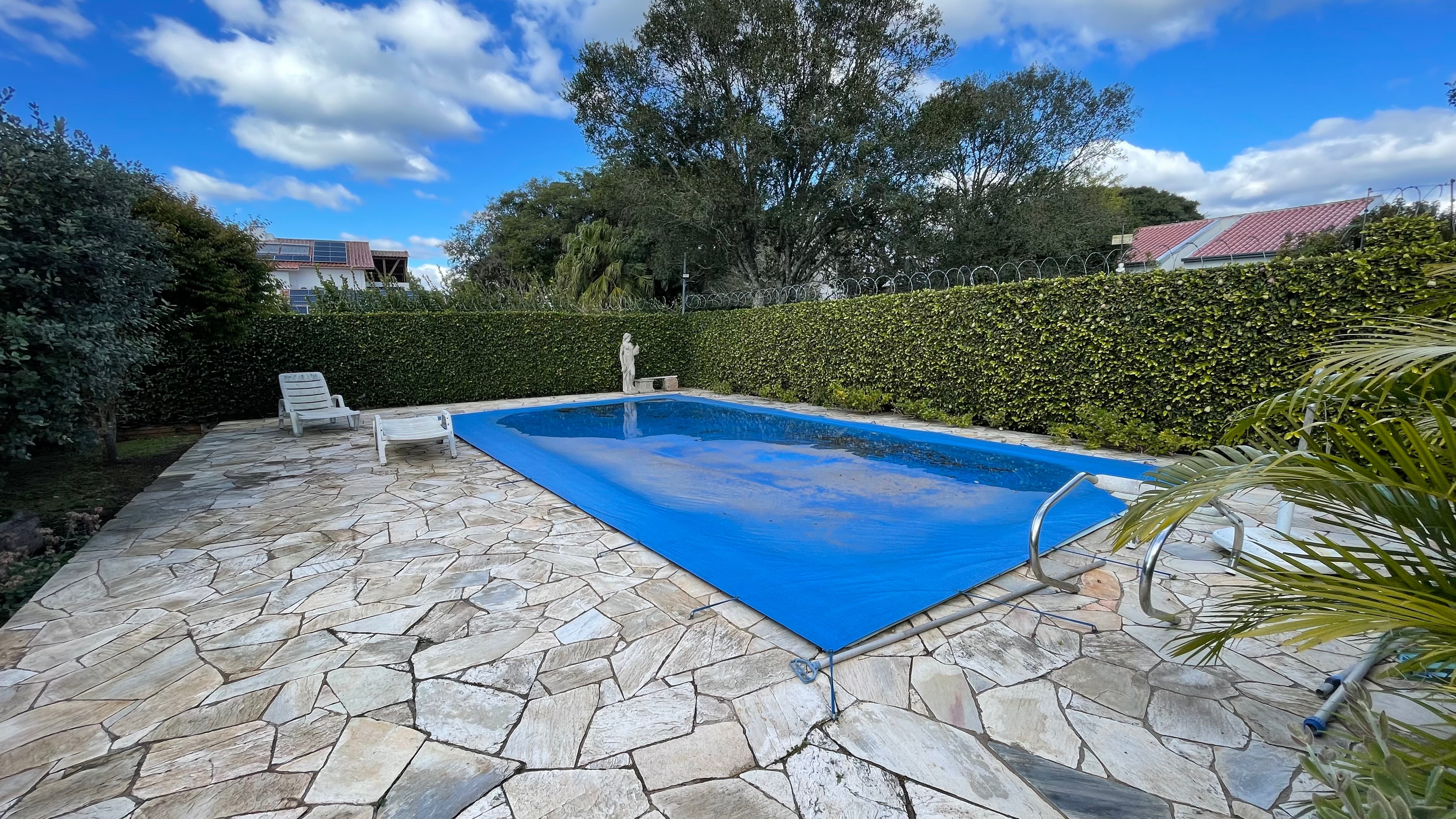 Casa à venda no Laranjal, Pelotas - 163 m², 3 quartos (sendo 1 suíte), armários sob medida e amplo pátio com piscina e área verde. - 9
