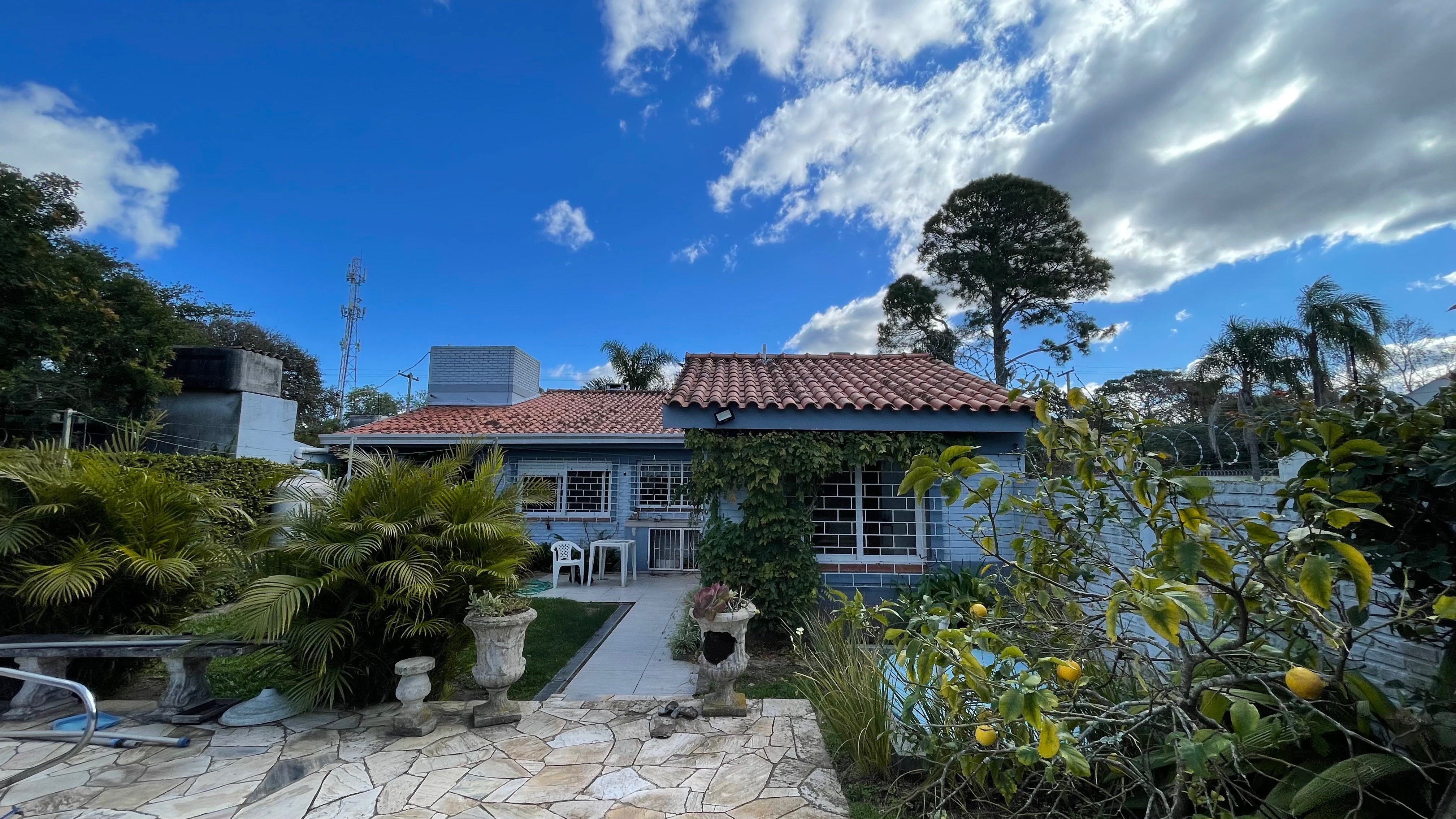 Casa à venda no Laranjal, Pelotas - 163 m², 3 quartos (sendo 1 suíte), armários sob medida e amplo pátio com piscina e área verde. - 12