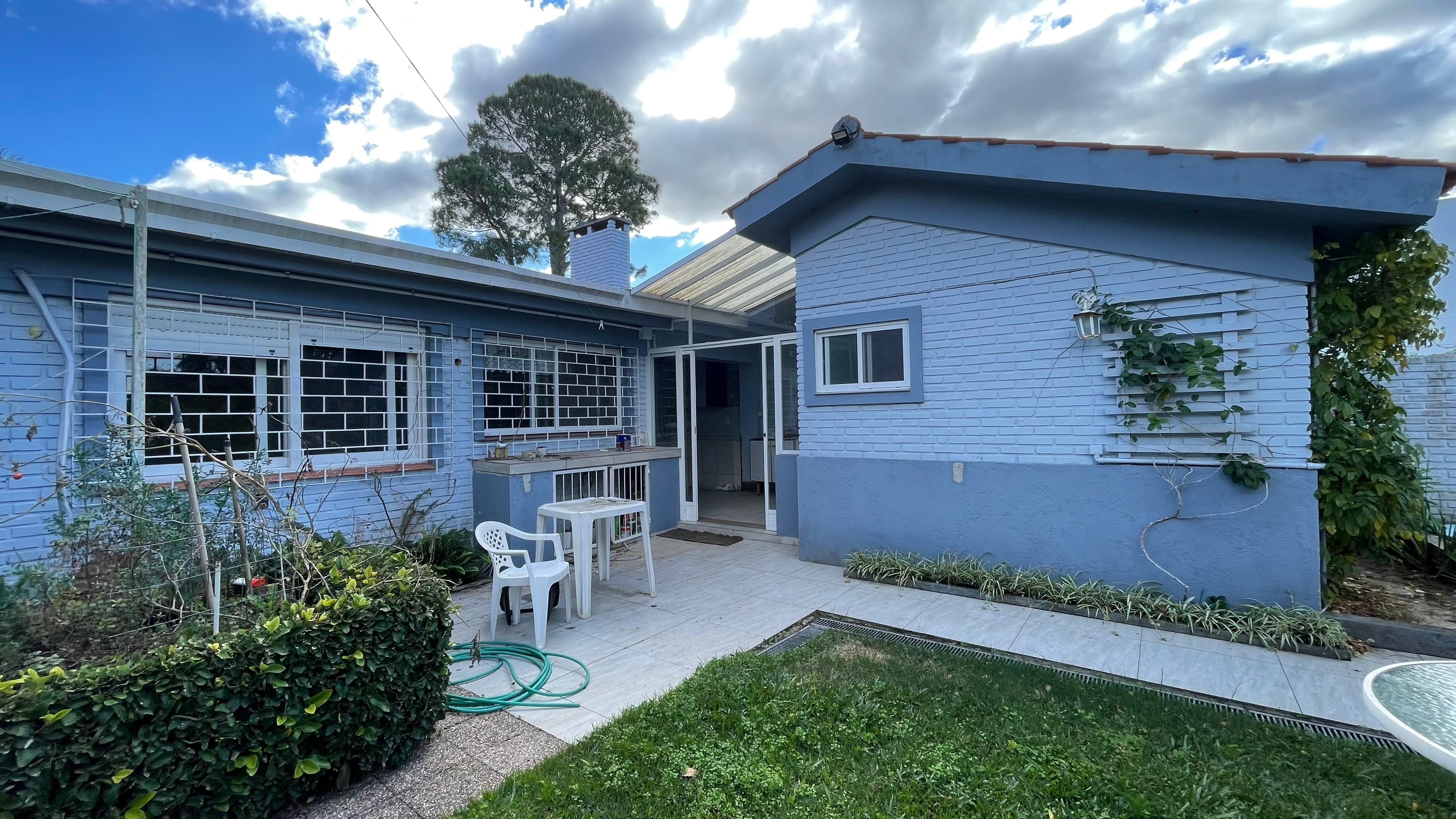 Casa à venda no Laranjal, Pelotas - 163 m², 3 quartos (sendo 1 suíte), armários sob medida e amplo pátio com piscina e área verde. - 10