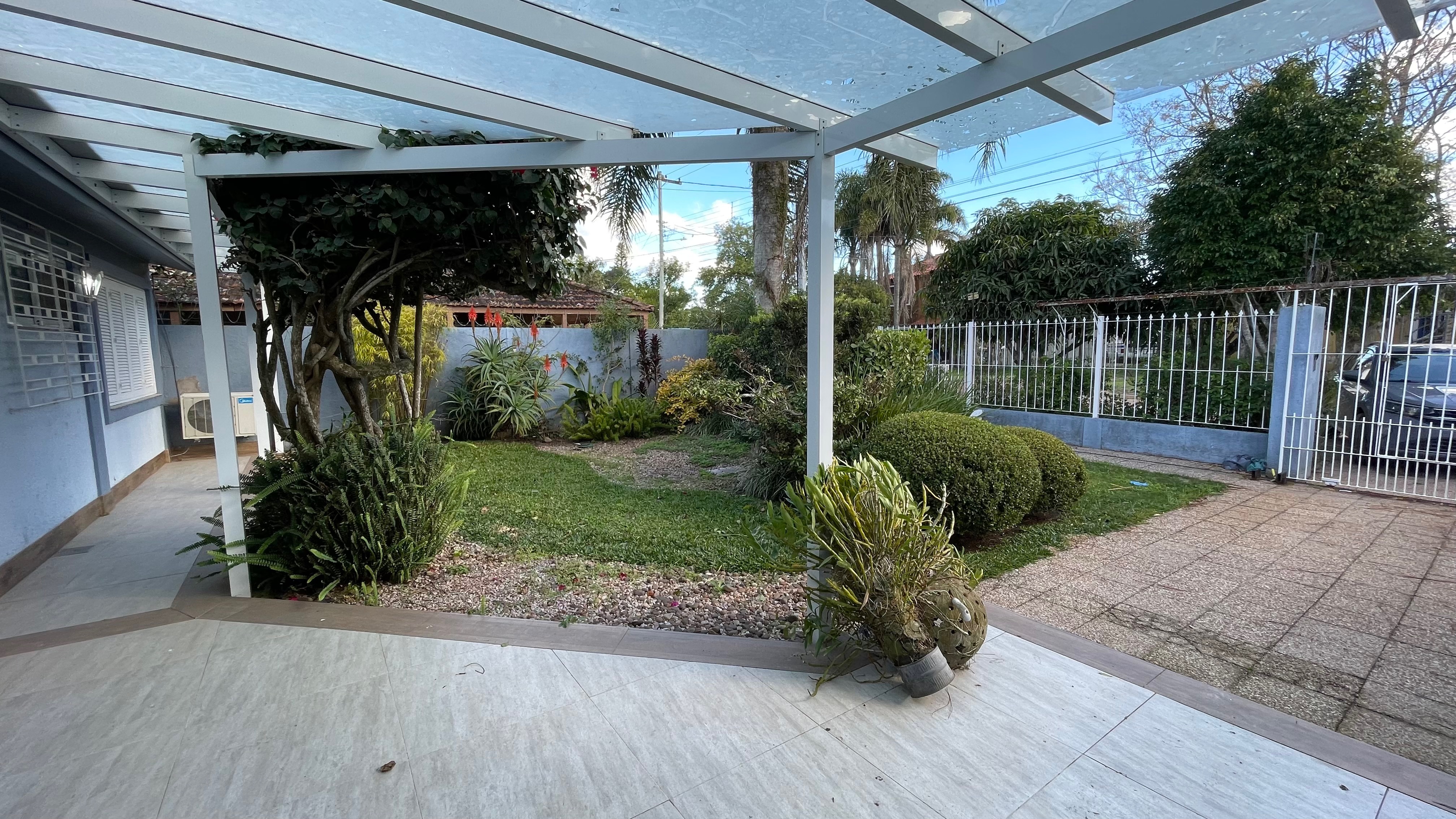 Casa à venda no Laranjal, Pelotas - 163 m², 3 quartos (sendo 1 suíte), armários sob medida e amplo pátio com piscina e área verde. - 7