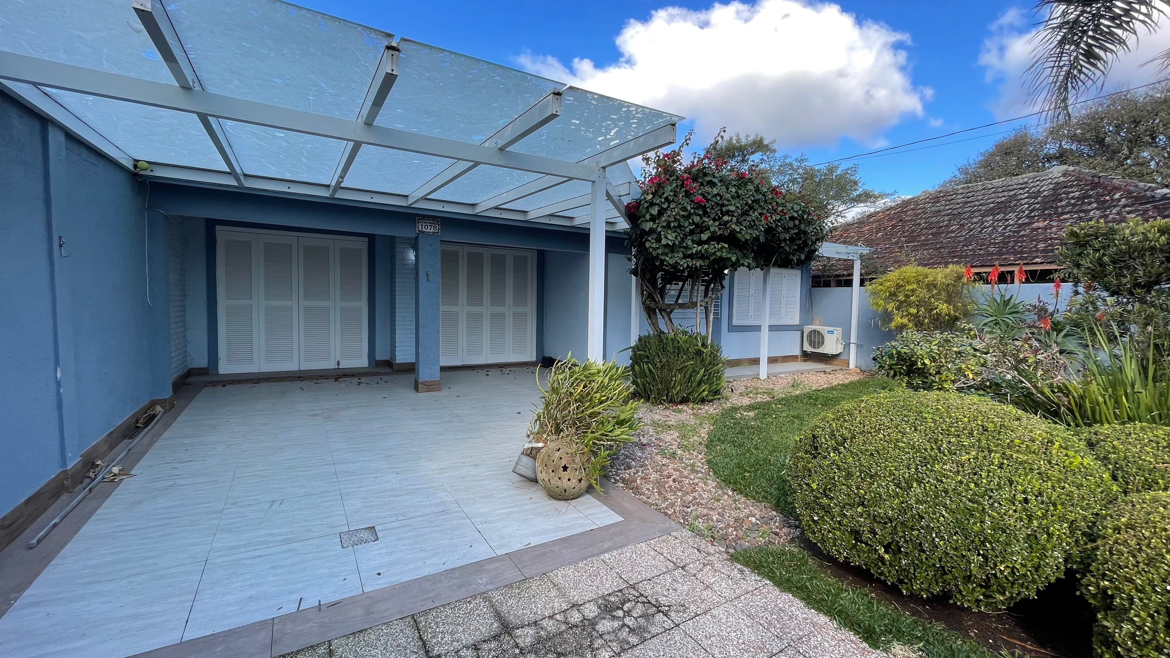 Casa à venda no Laranjal, Pelotas - 163 m², 3 quartos (sendo 1 suíte), armários sob medida e amplo pátio com piscina e área verde. - 6