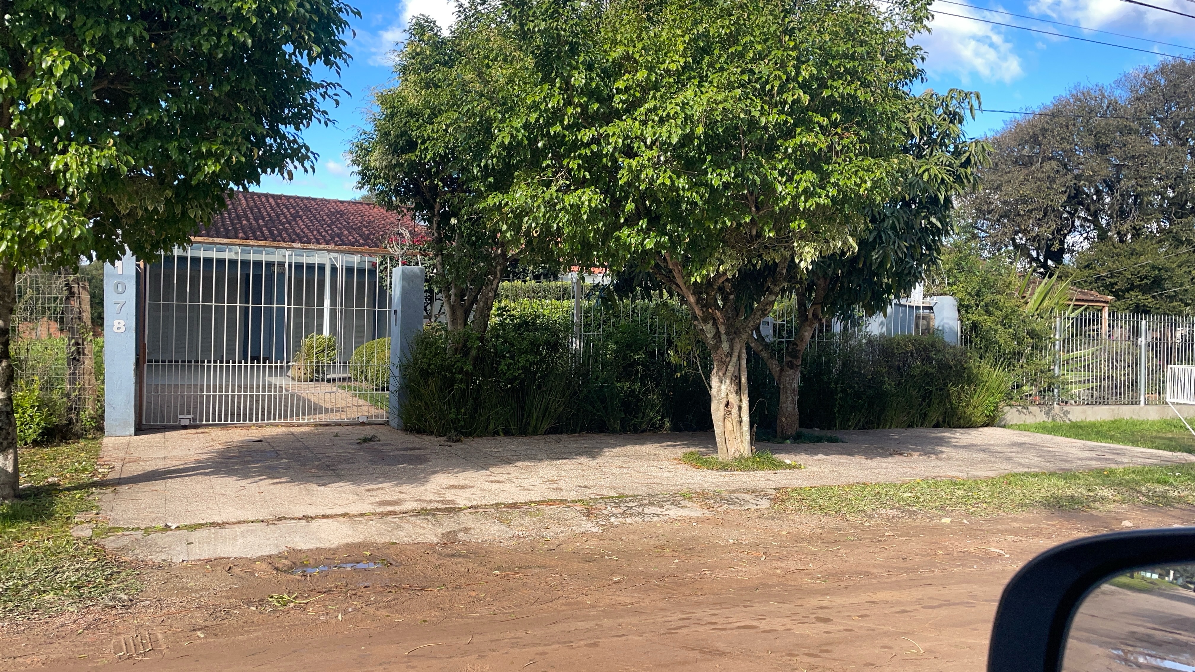 Casa à venda no Laranjal, Pelotas - 163 m², 3 quartos (sendo 1 suíte), armários sob medida e amplo pátio com piscina e área verde. - 13
