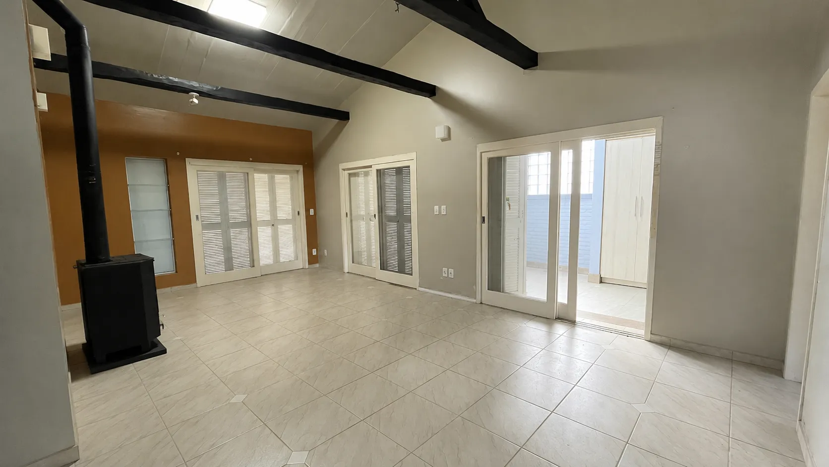Casa à venda no Laranjal, Pelotas - 163 m², 3 quartos (sendo 1 suíte), armários sob medida e amplo pátio com piscina e área verde.