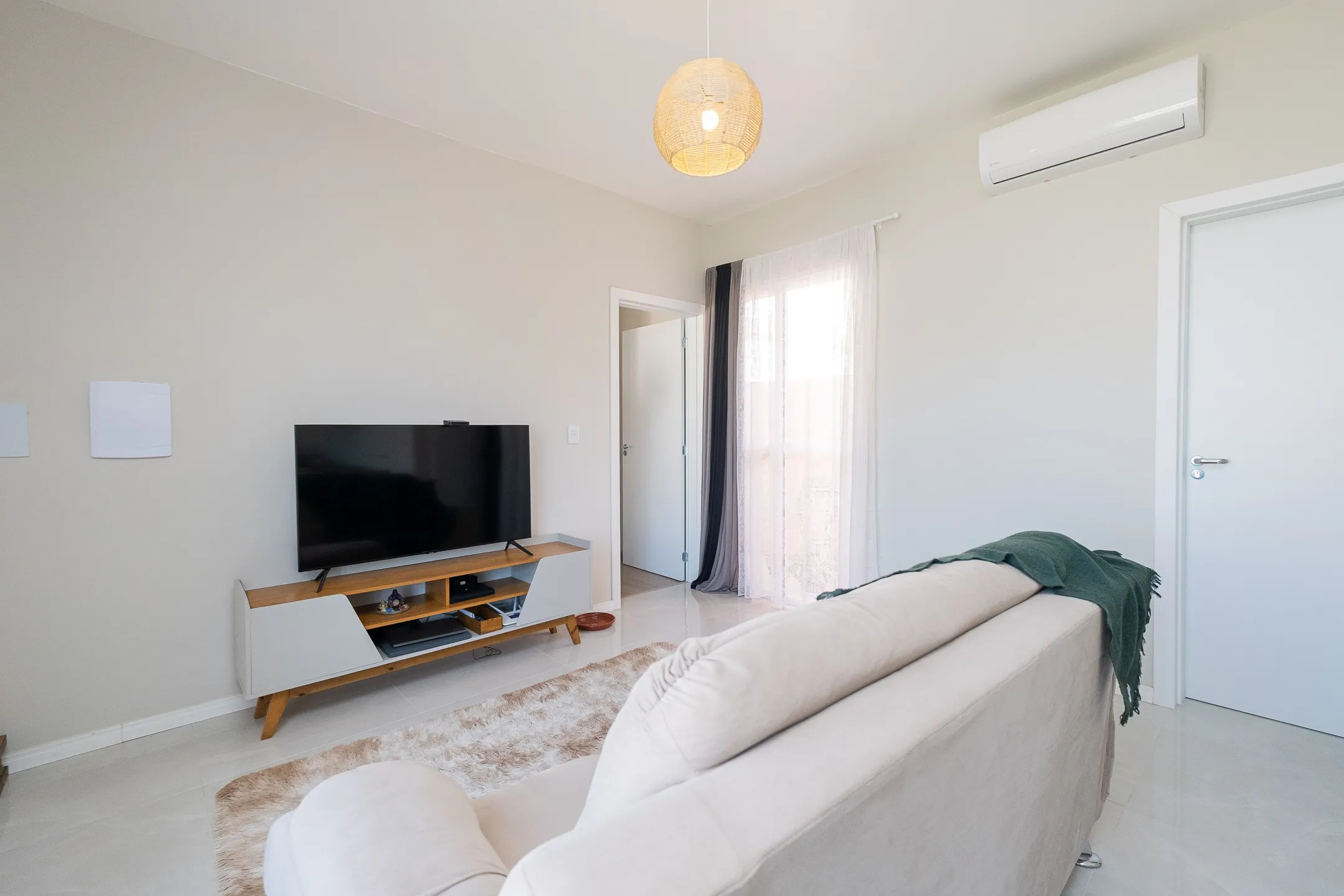 Casa à venda no Amarilis, Laranjal - 70 m², 2 quartos (sendo 1 suíte), cozinha com armários, churrasqueira e vaga.
