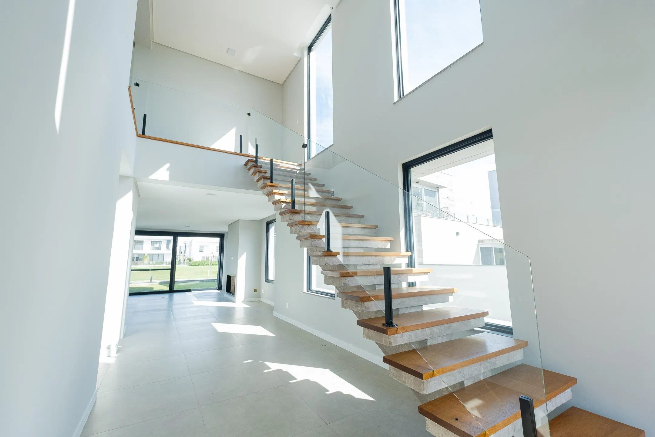Casa de alto padrão à venda no Alphaville, Laranjal - 286 m², 4 quartos (sendo todos suítes), lareira e acabamento impecável.