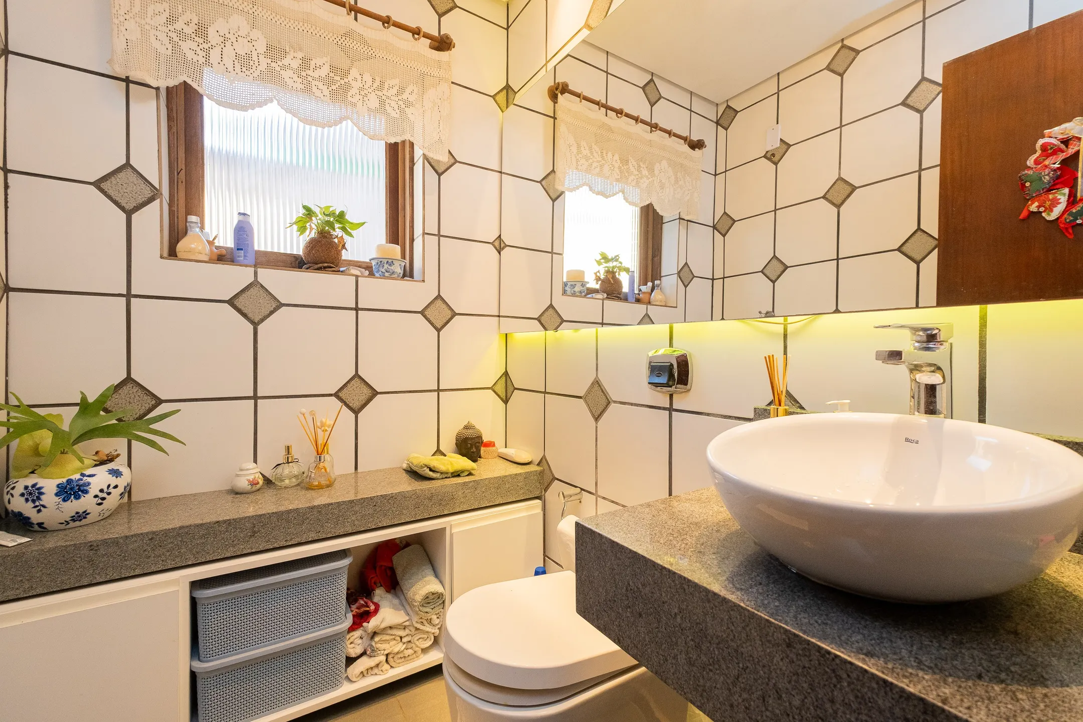 Casa mobiliada à venda na Colina do Sol, Pelotas - 436 m², 4 quartos (sendo 2 suítes), acabamentos de alto padrão e ampla área de lazer com pátio e piscina. - 10