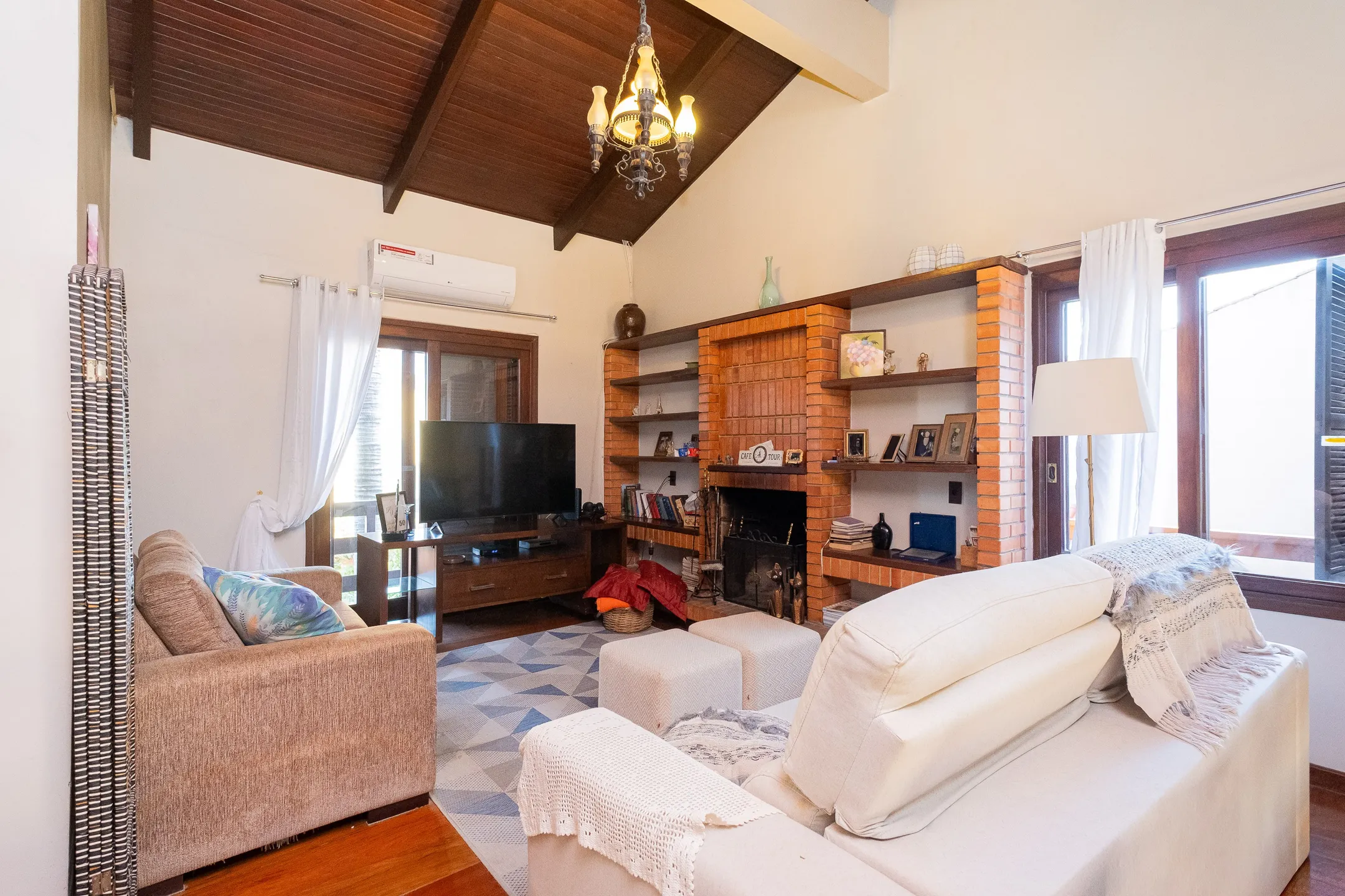 Casa mobiliada à venda na Colina do Sol, Pelotas - 436 m², 4 quartos (sendo 2 suítes), acabamentos de alto padrão e ampla área de lazer com pátio e piscina. - 11