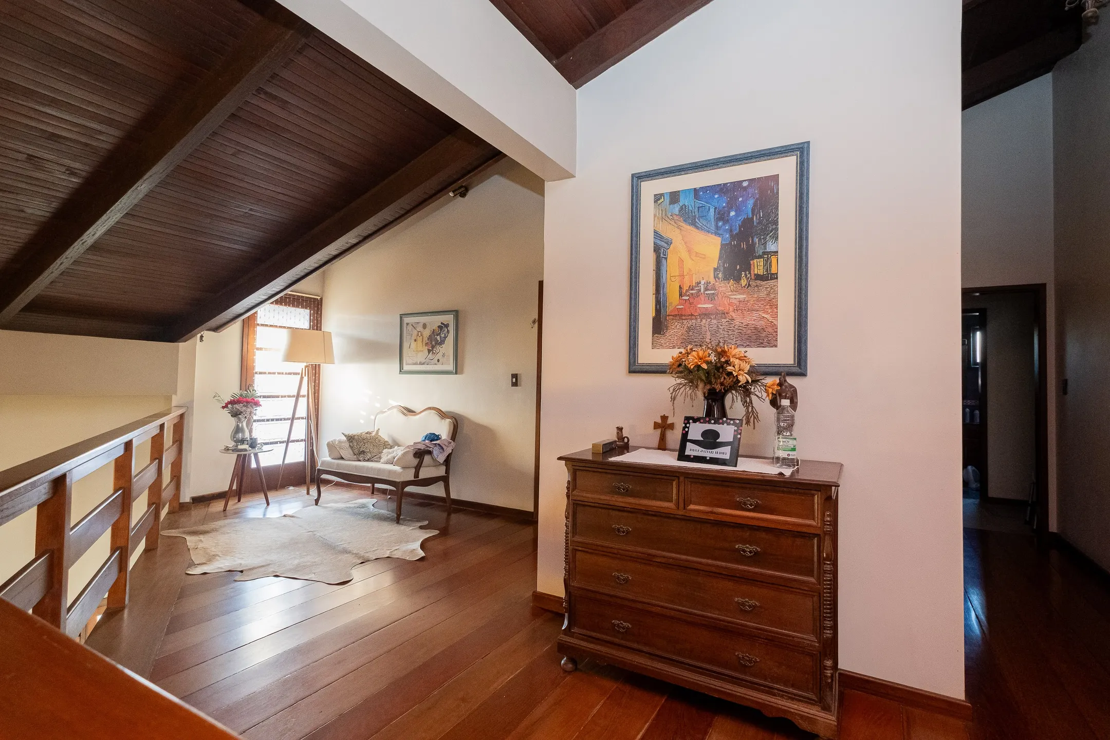 Casa mobiliada à venda na Colina do Sol, Pelotas - 436 m², 4 quartos (sendo 2 suítes), acabamentos de alto padrão e ampla área de lazer com pátio e piscina. - 12