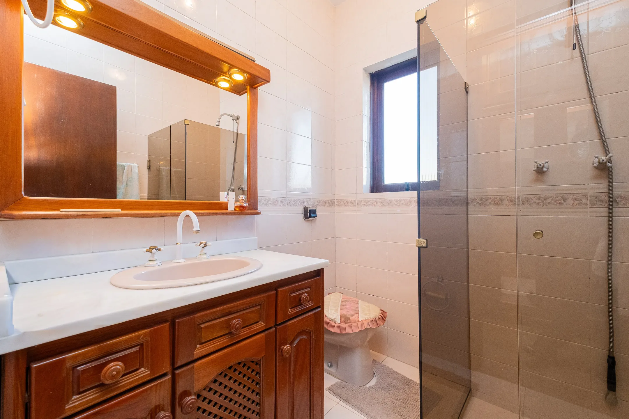 Casa mobiliada à venda na Colina do Sol, Pelotas - 436 m², 4 quartos (sendo 2 suítes), acabamentos de alto padrão e ampla área de lazer com pátio e piscina. - 14