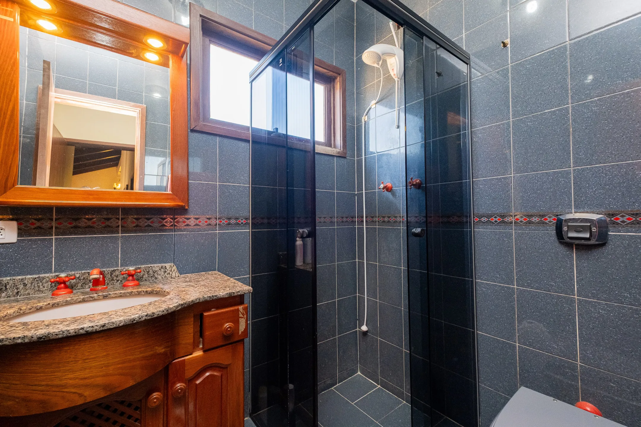 Casa mobiliada à venda na Colina do Sol, Pelotas - 436 m², 4 quartos (sendo 2 suítes), acabamentos de alto padrão e ampla área de lazer com pátio e piscina. - 17