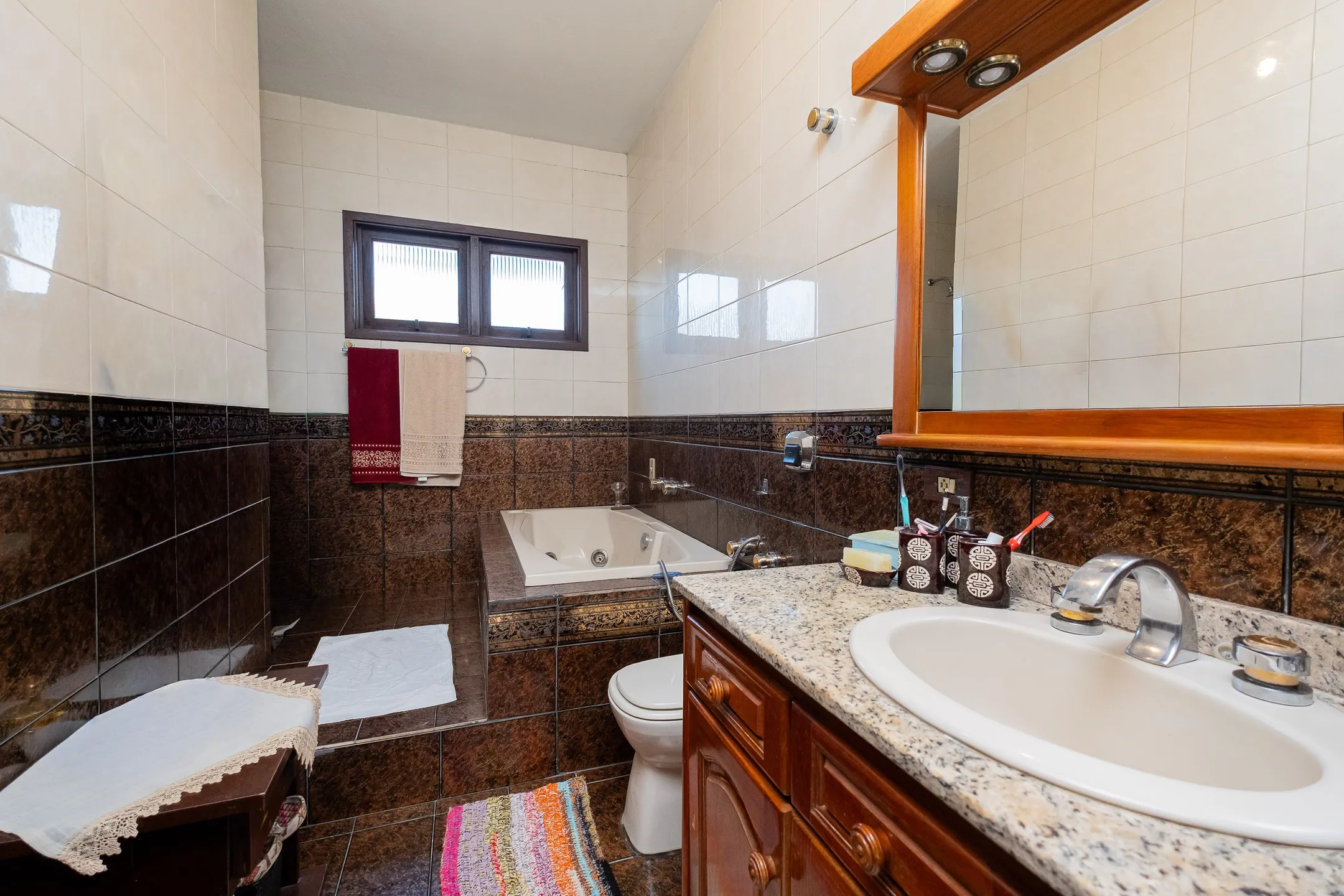 Casa mobiliada à venda na Colina do Sol, Pelotas - 436 m², 4 quartos (sendo 2 suítes), acabamentos de alto padrão e ampla área de lazer com pátio e piscina. - 19