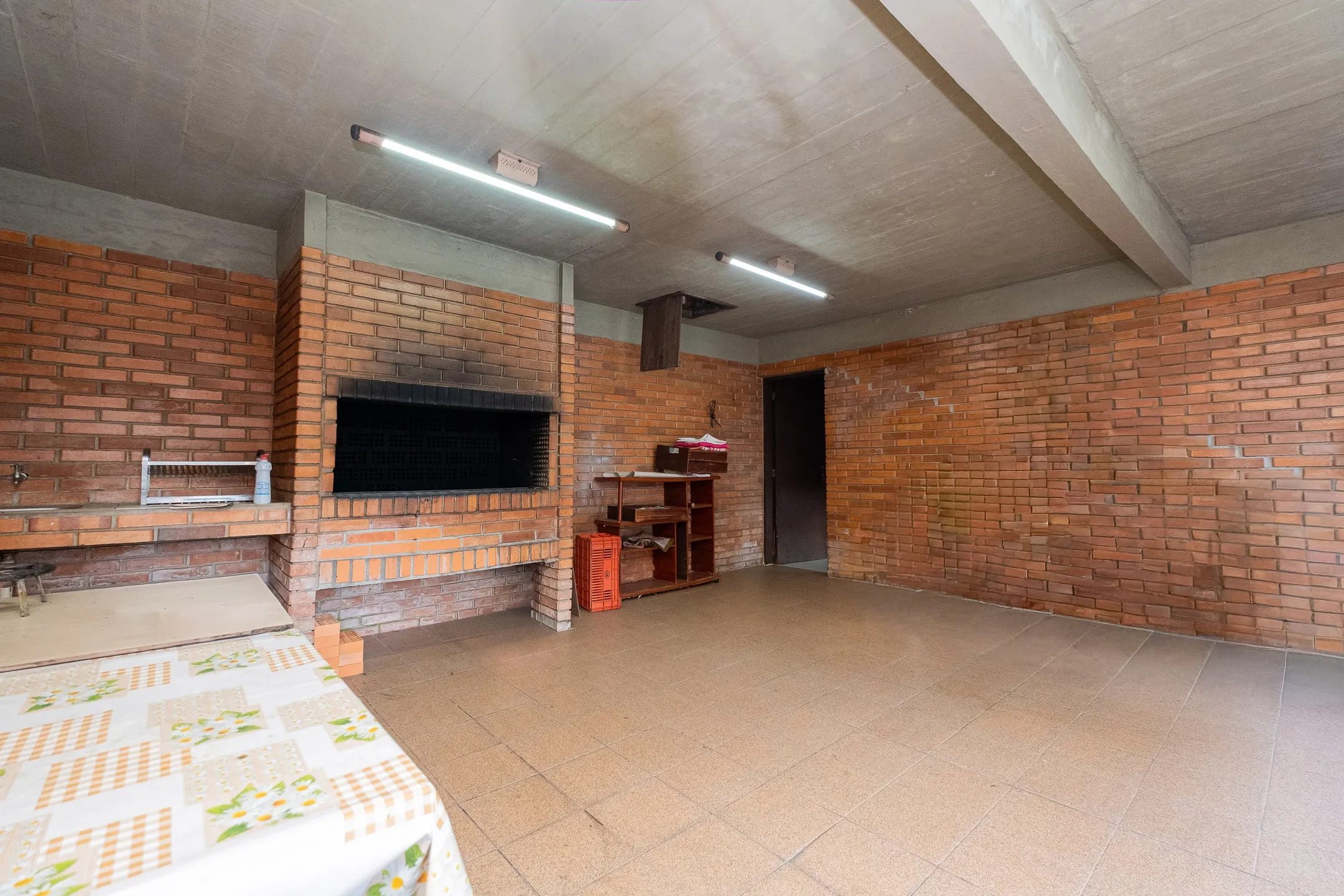 Casa mobiliada à venda na Colina do Sol, Pelotas - 436 m², 4 quartos (sendo 2 suítes), acabamentos de alto padrão e ampla área de lazer com pátio e piscina. - 20