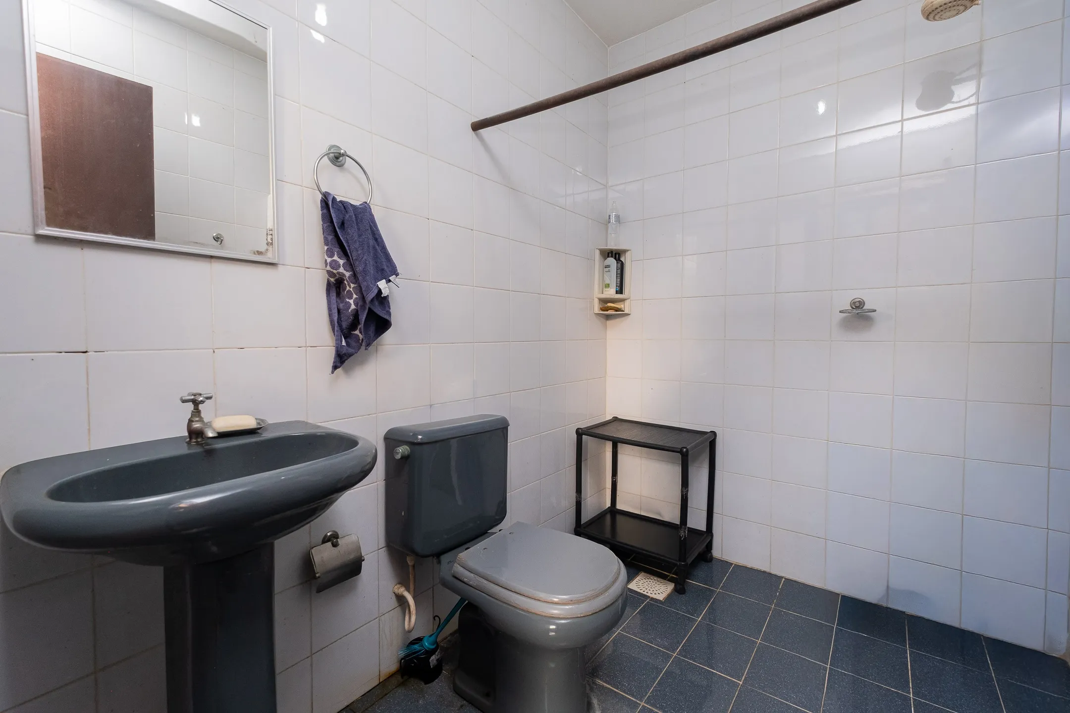 Casa mobiliada à venda na Colina do Sol, Pelotas - 436 m², 4 quartos (sendo 2 suítes), acabamentos de alto padrão e ampla área de lazer com pátio e piscina. - 21